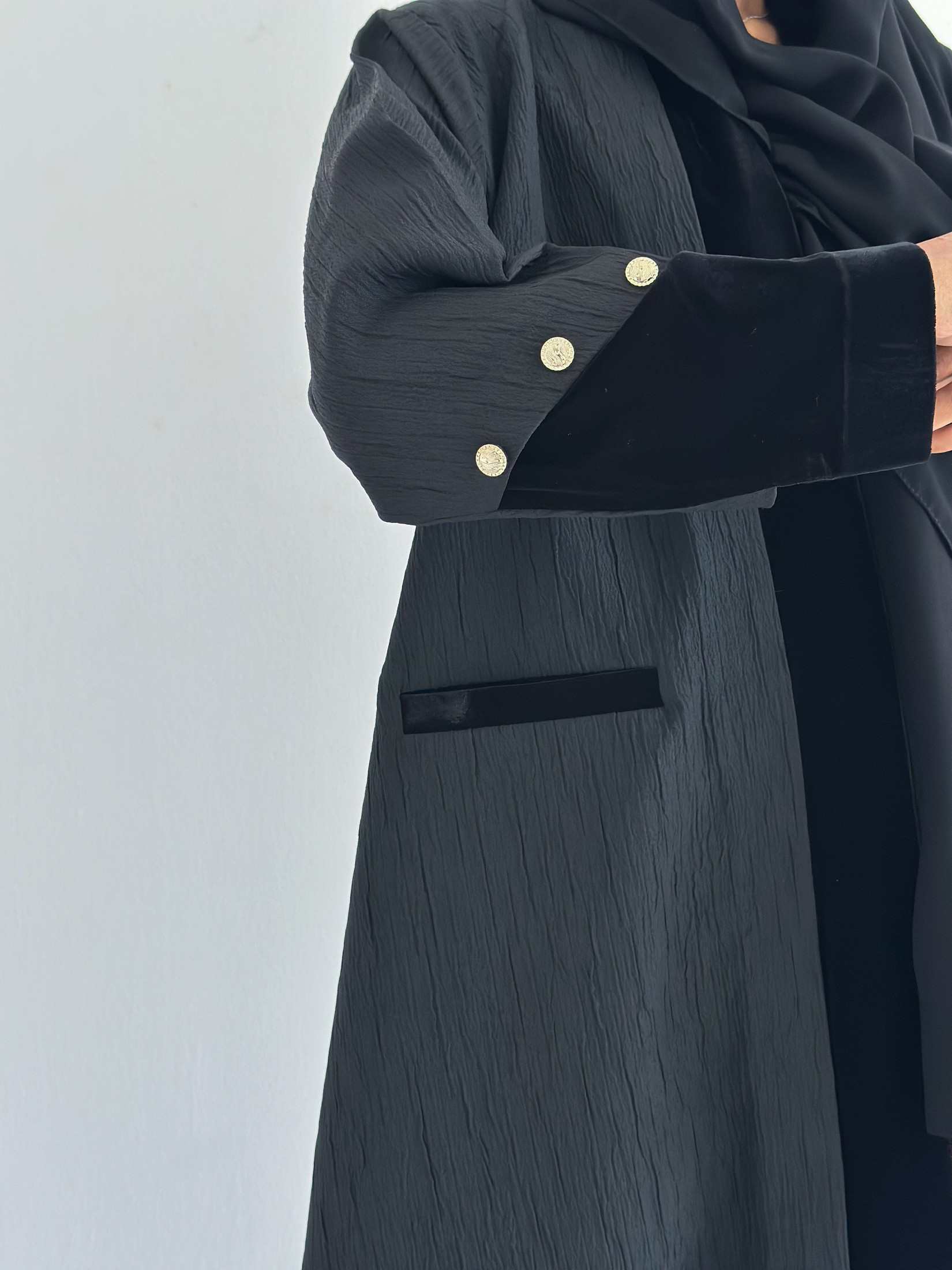 MWT572 - عباية جاكار مع أكمام مخمل بأزارير ذهبية - Aya