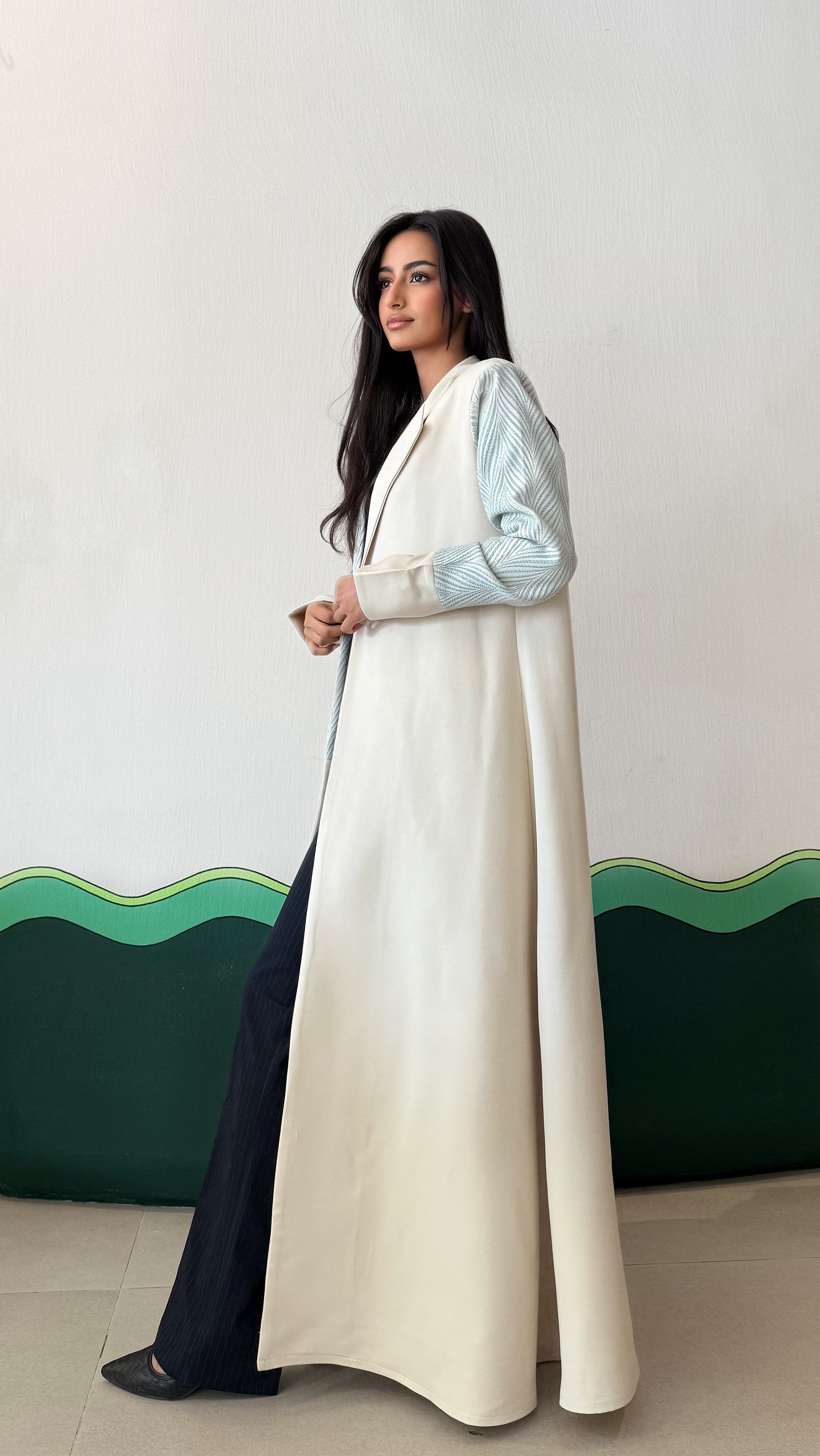 MW645 - Light Crepe Standing with Jacquard Half-Cloche