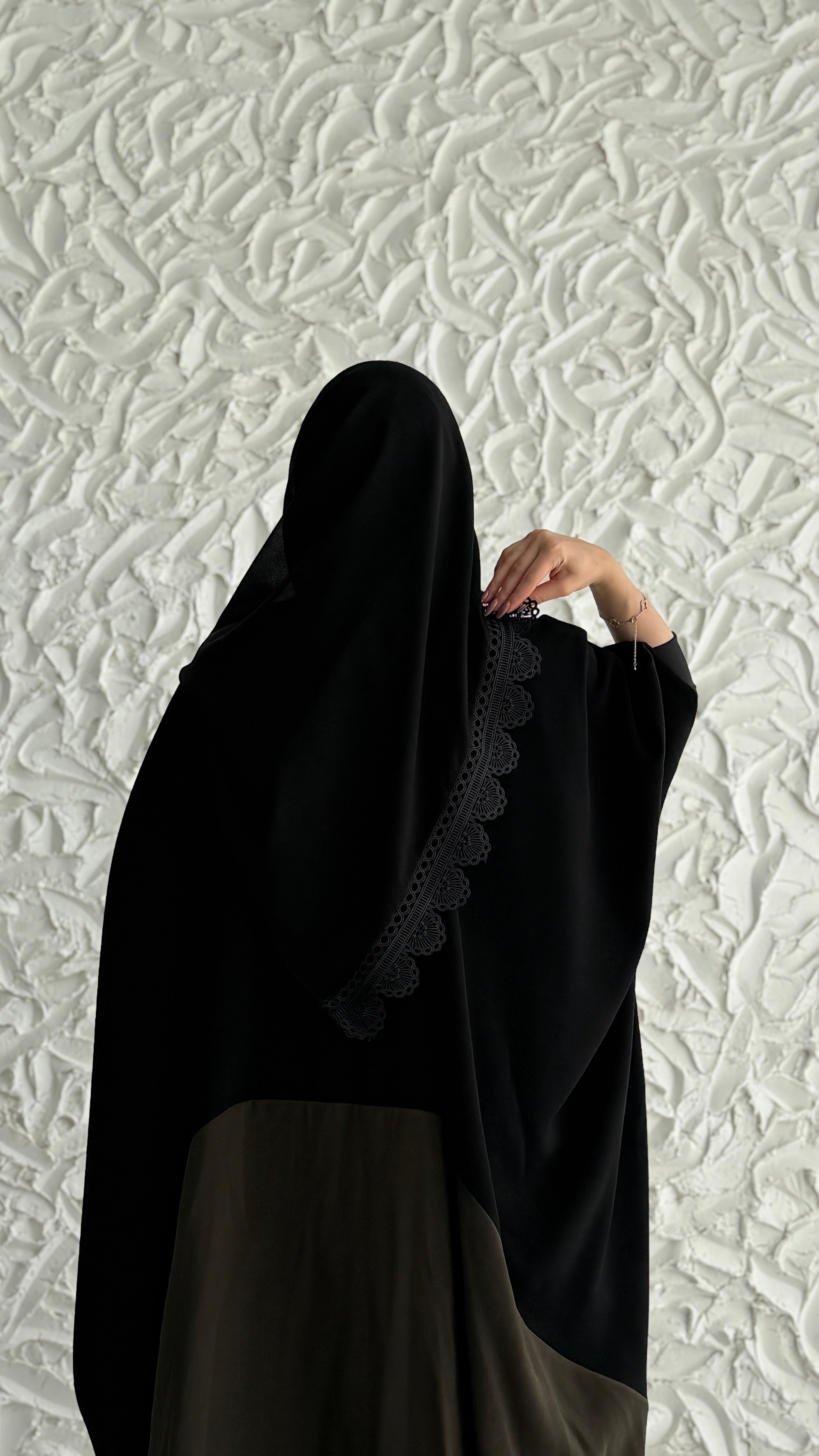 MW2130 - عباية كريب ملكي أنيقة بقصّة نص البشت مع اضافه حرير مغسول عصرية - Aya