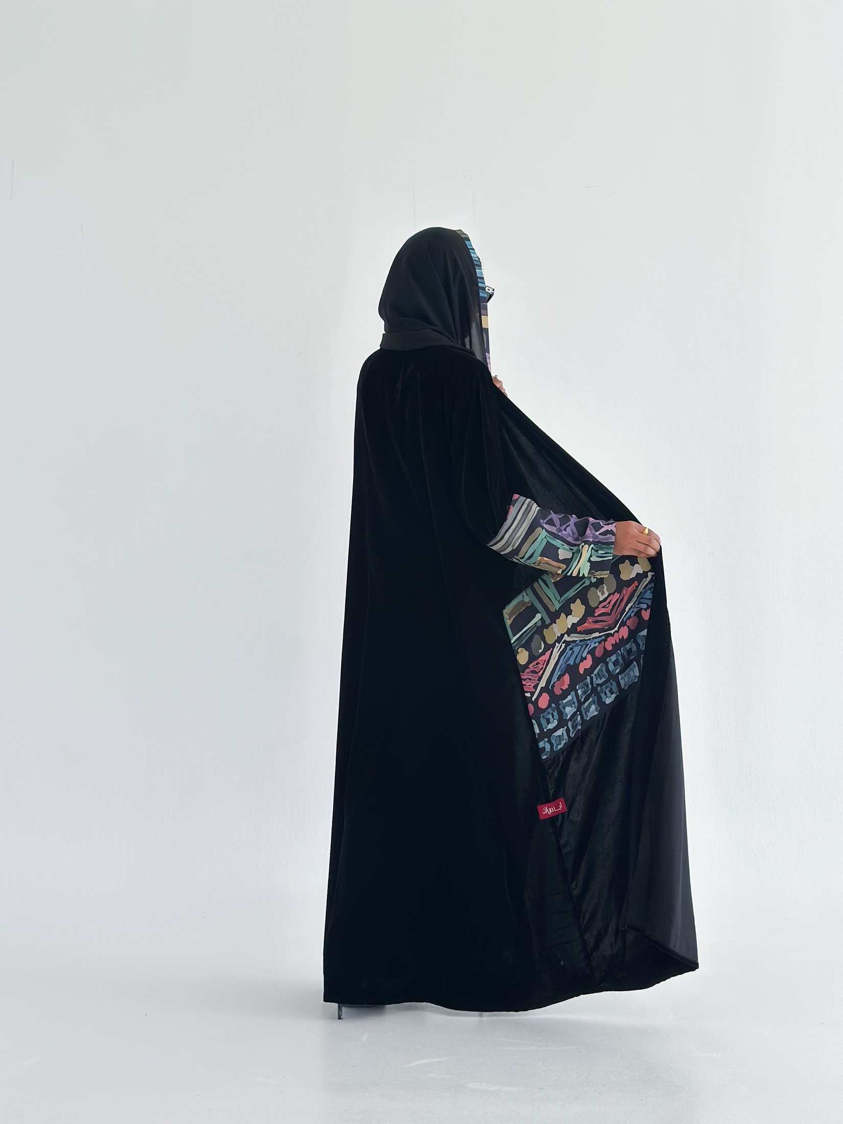 MWT577 - عباية مخمل مع طباعة ملونة - Aya