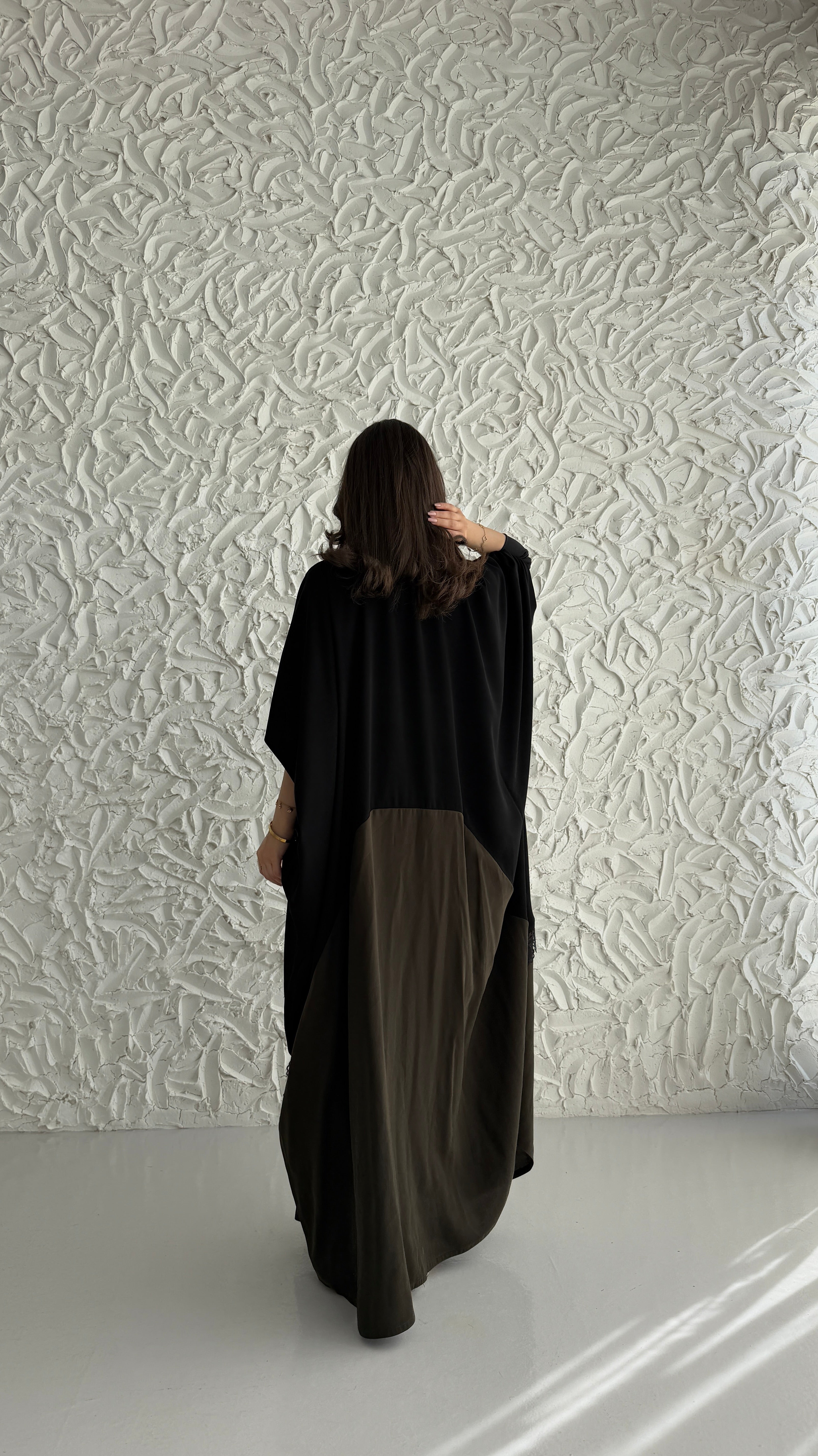 MW2130 - عباية كريب ملكي أنيقة بقصّة نص البشت مع اضافه حرير مغسول عصرية - Aya