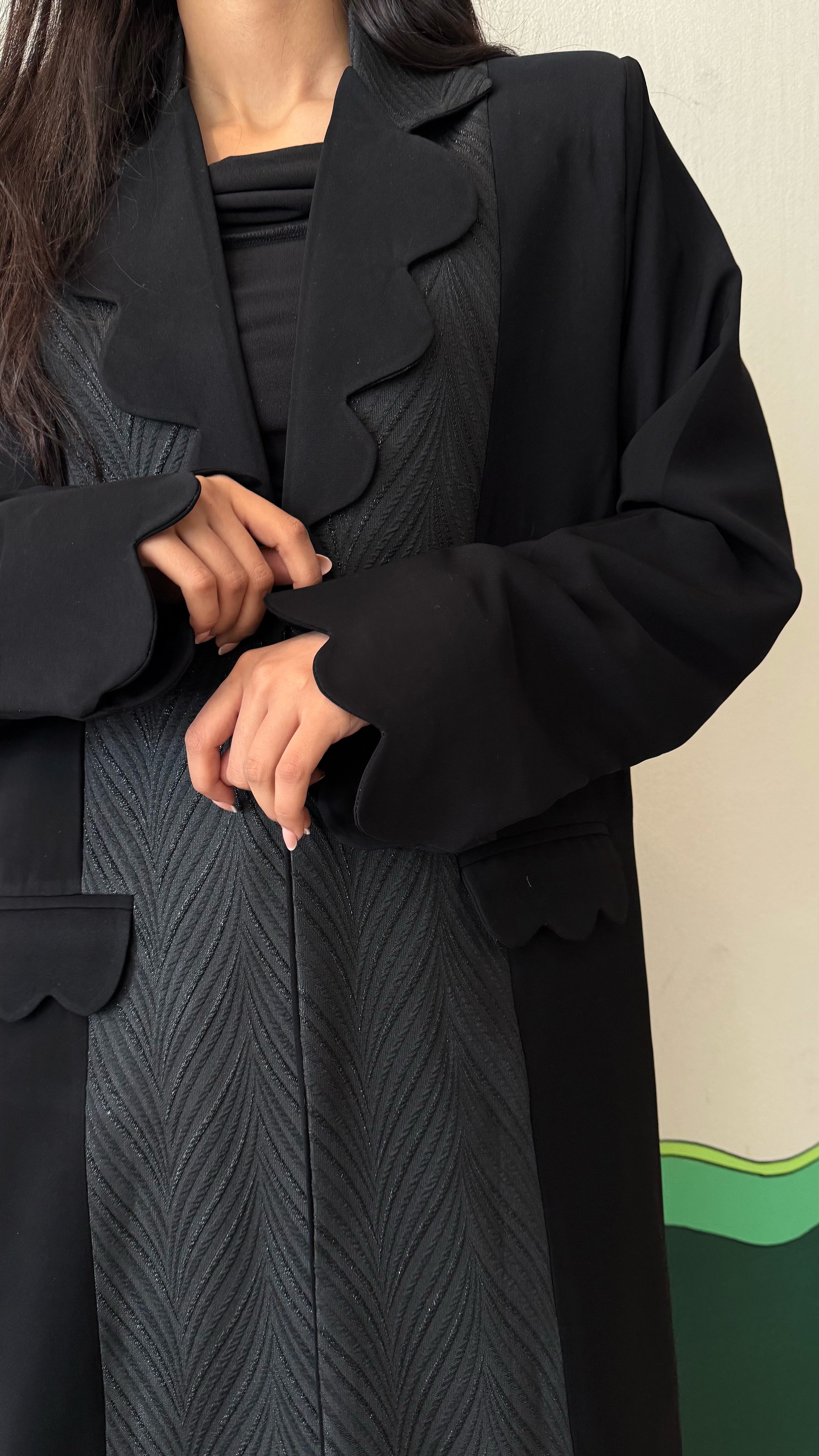 MW1725 - عبايز بليزر اسود مع اضافة جيوب وتدخيلة جاكار - Aya