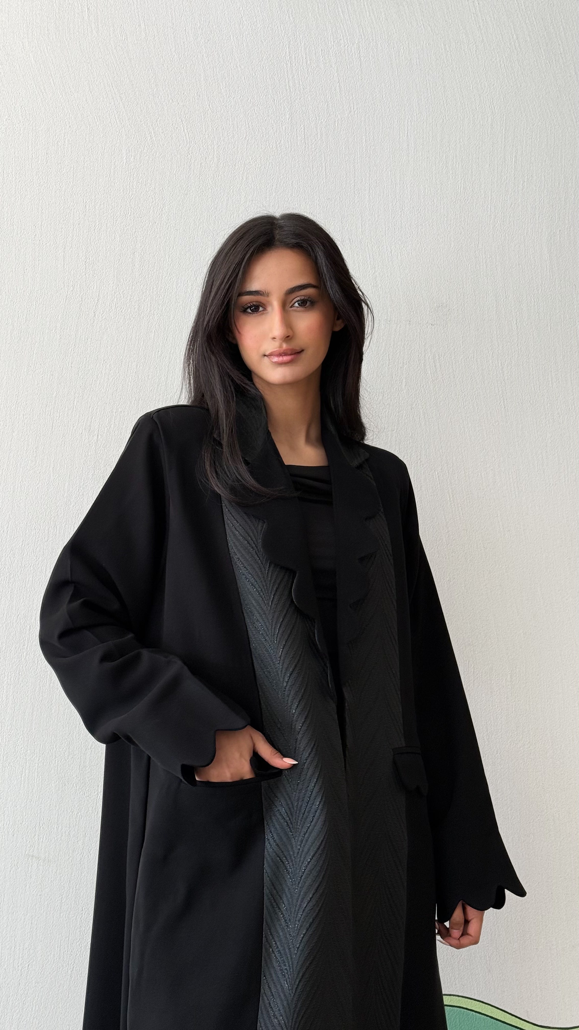 MW1725 - عبايز بليزر اسود مع اضافة جيوب وتدخيلة جاكار - Aya