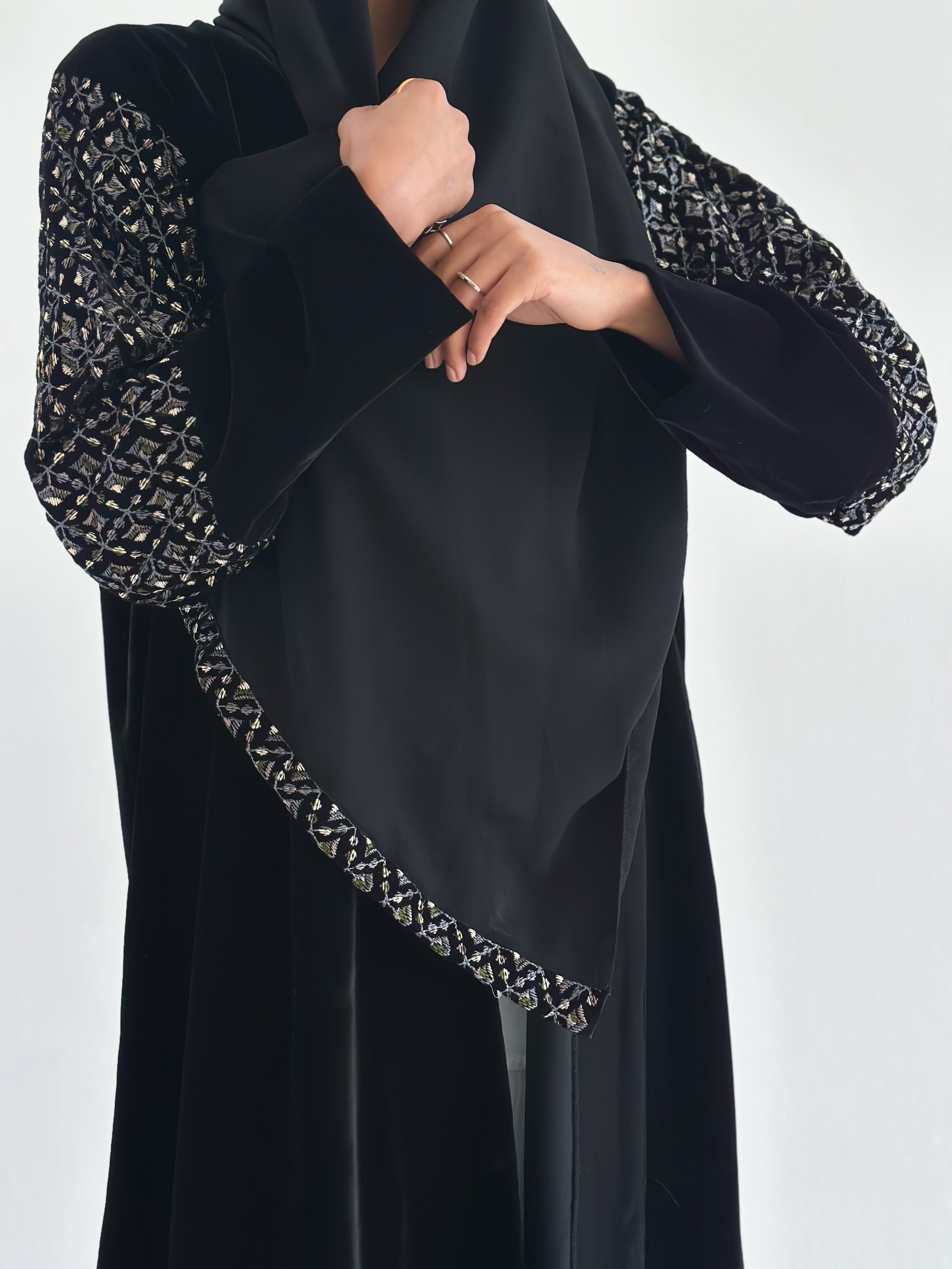 MW1836 - عباية مخمل كم تطريز - Aya