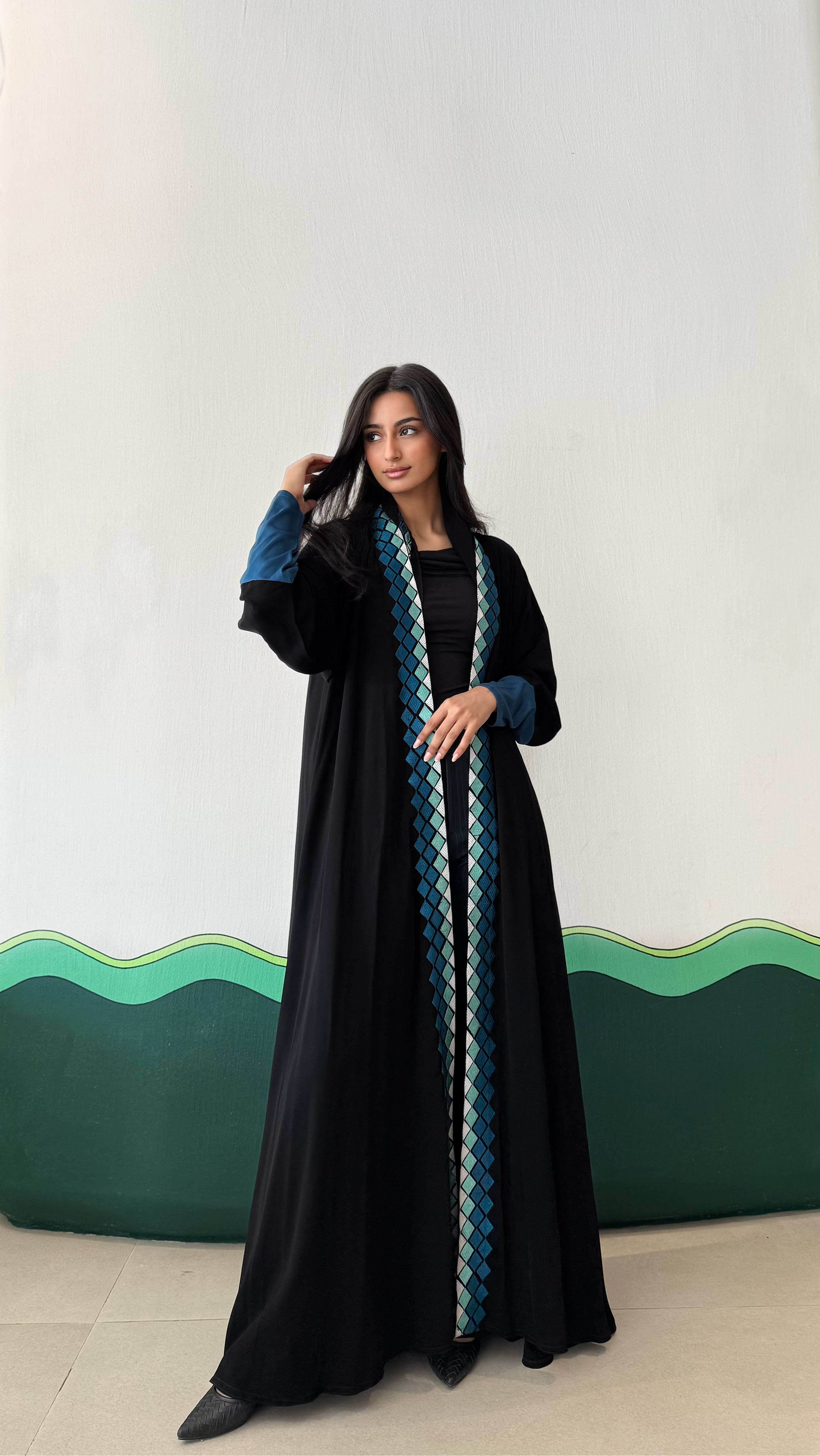 MW645 - Light Crepe Standing with Jacquard Half-Cloche