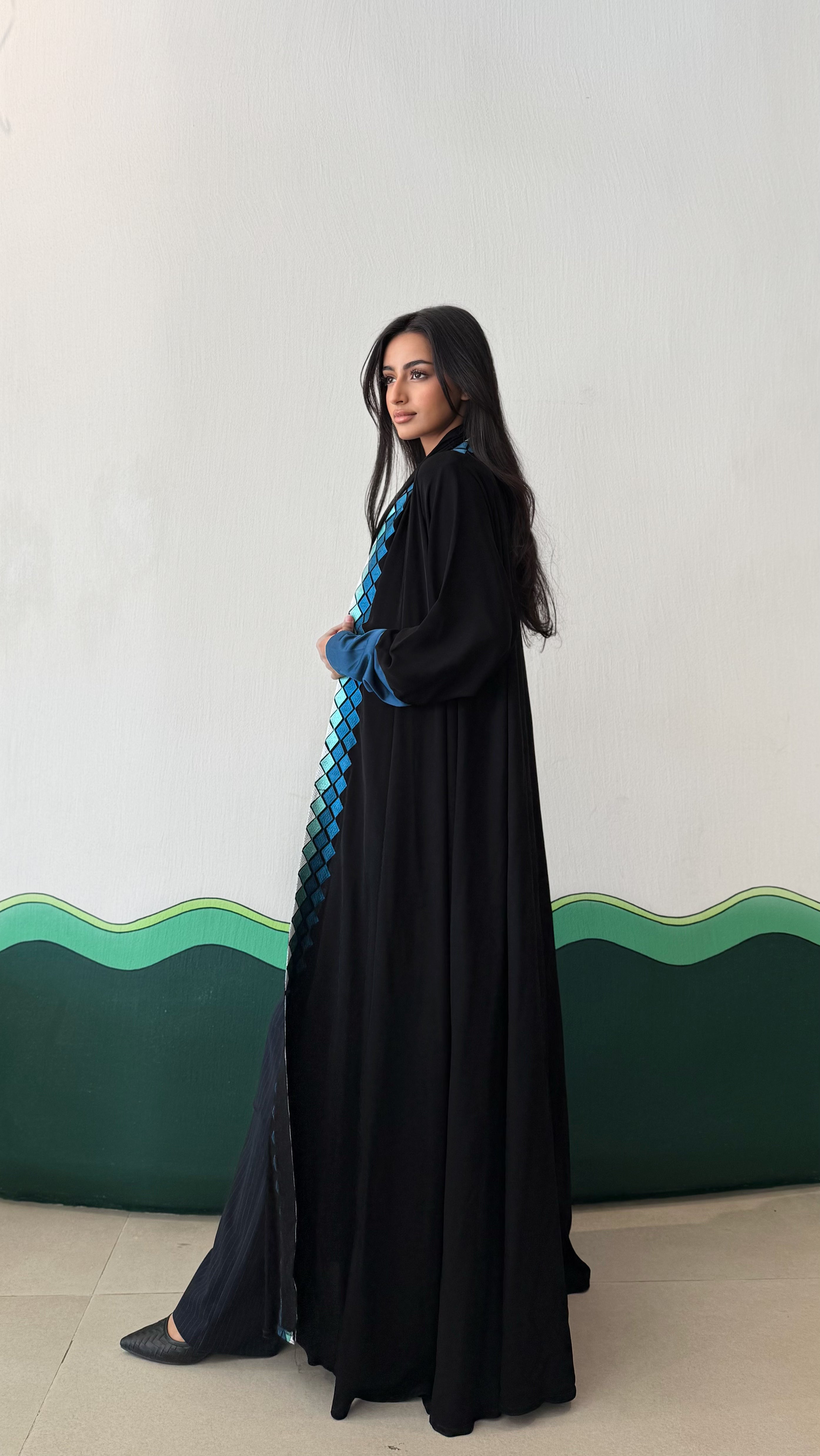 MW645 - Light Crepe Standing with Jacquard Half-Cloche