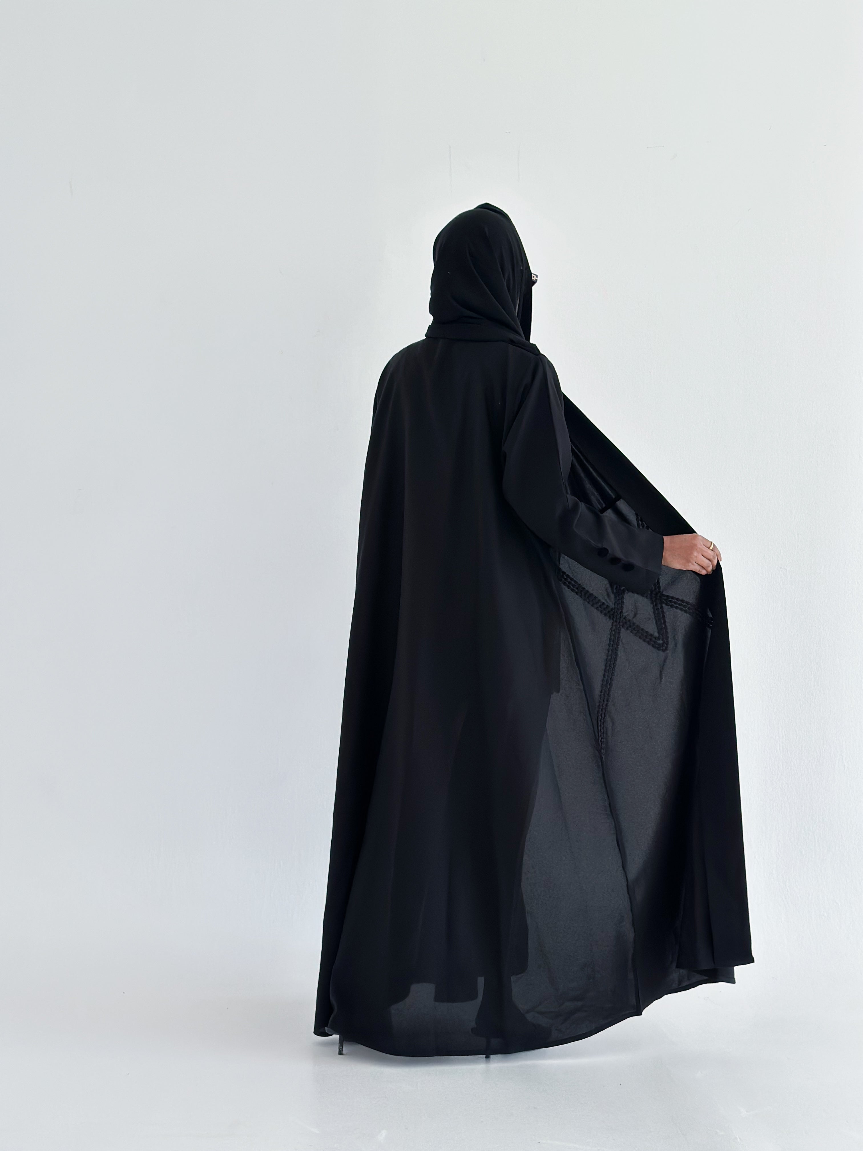 MWT559 - عباية مخمل مع تطريز أسود