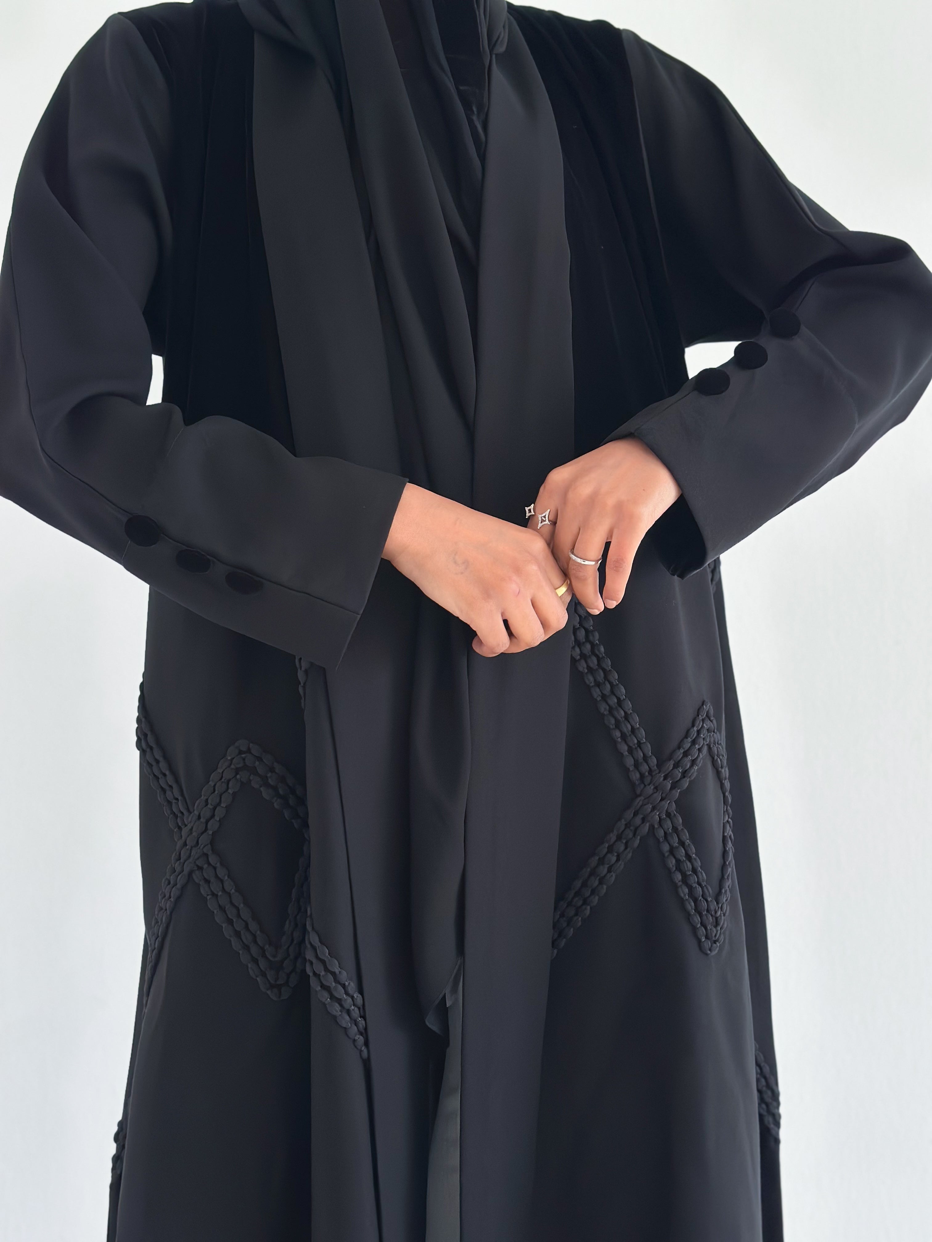 MWT559 - عباية مخمل مع تطريز أسود