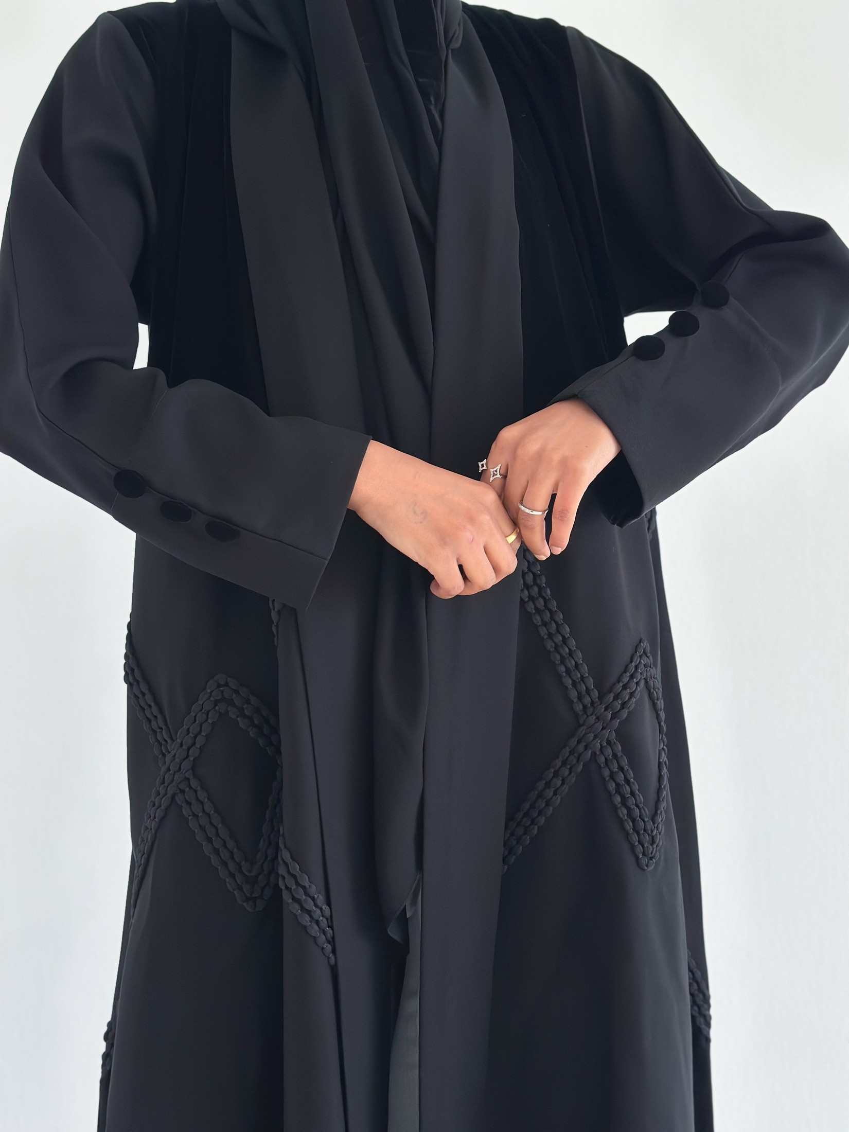 MWT559 - عباية مخمل مع تطريز أسود - Aya