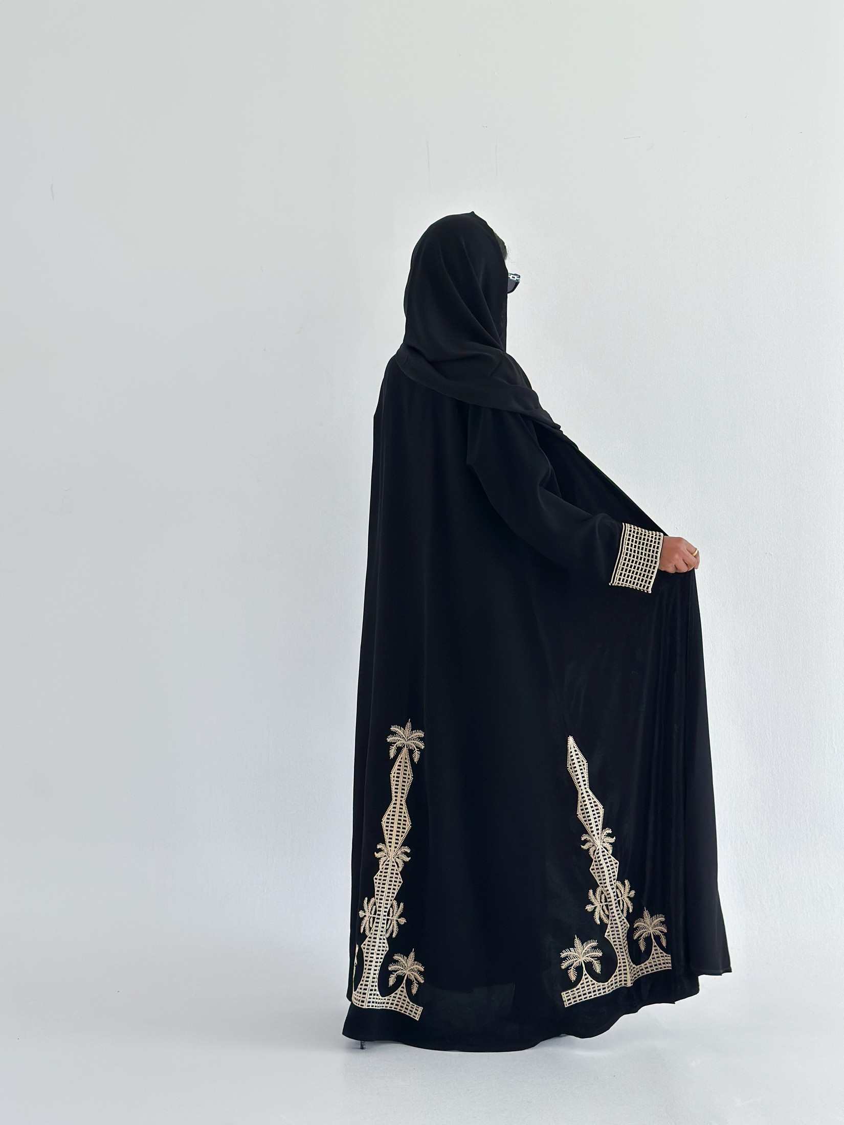 MW1803 - عباية سوداء كريب مع اضافة تطريزبالاسفل والاكمام - Aya