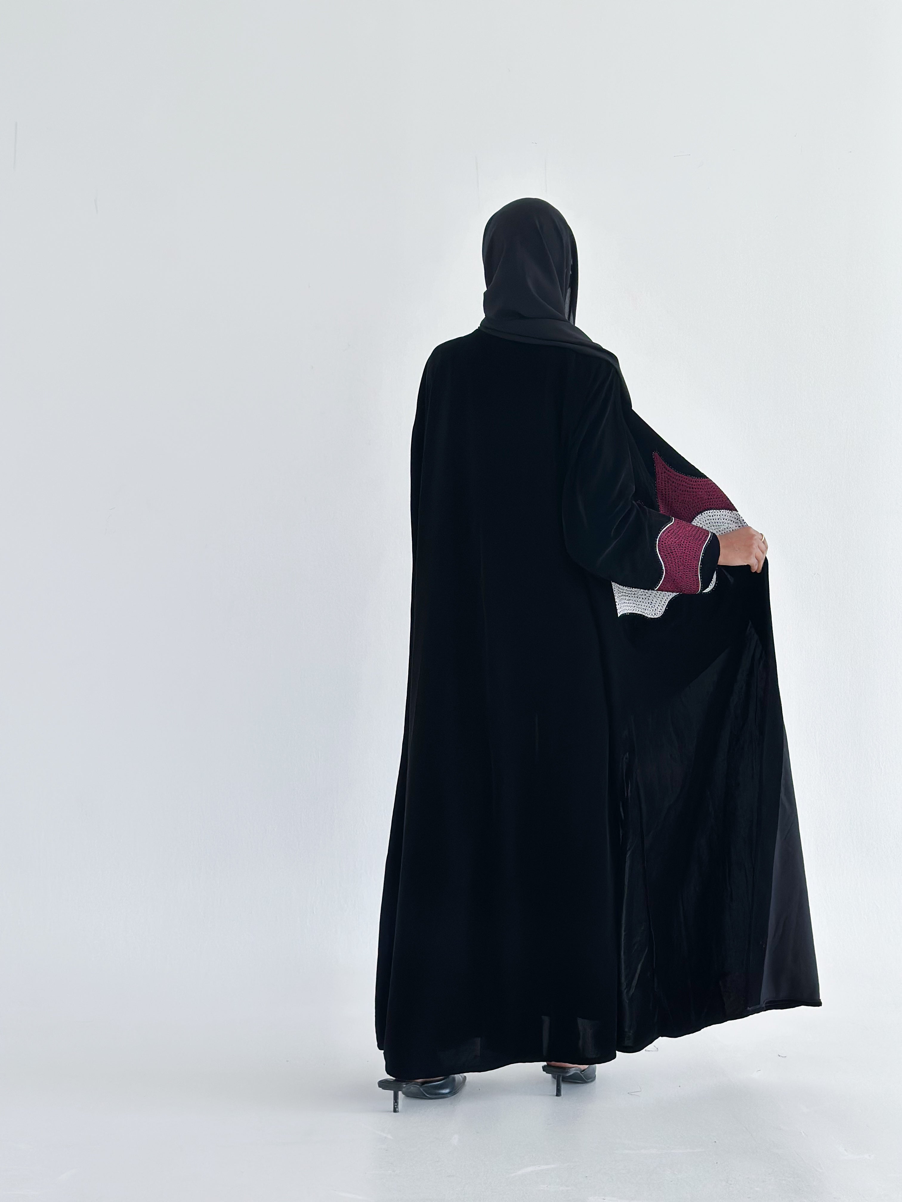 MW1790 - عباية مخمل شغل هاري مع كرستال