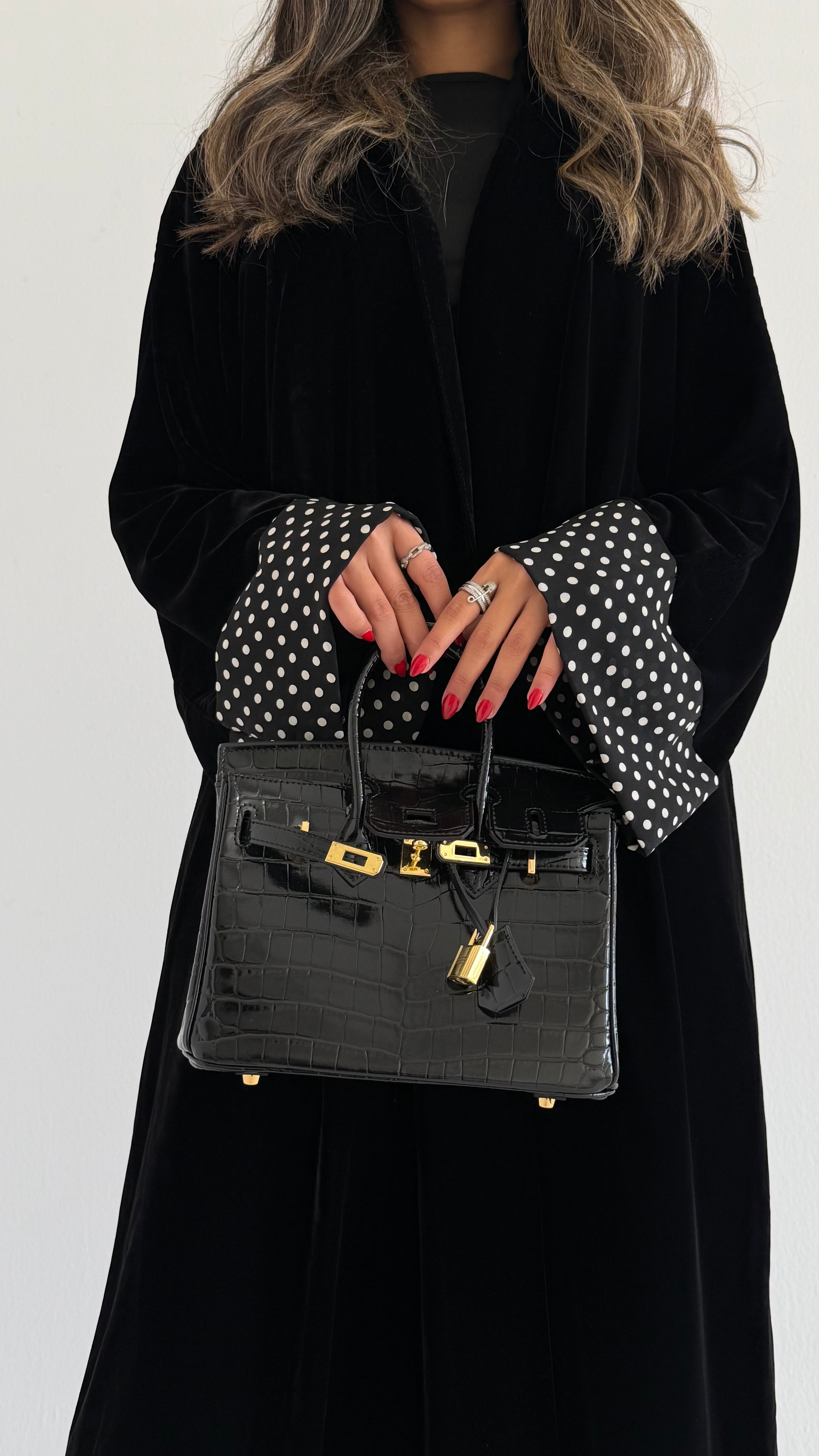 MWT571 - عباية مخمل أسود بأكمام منقطة