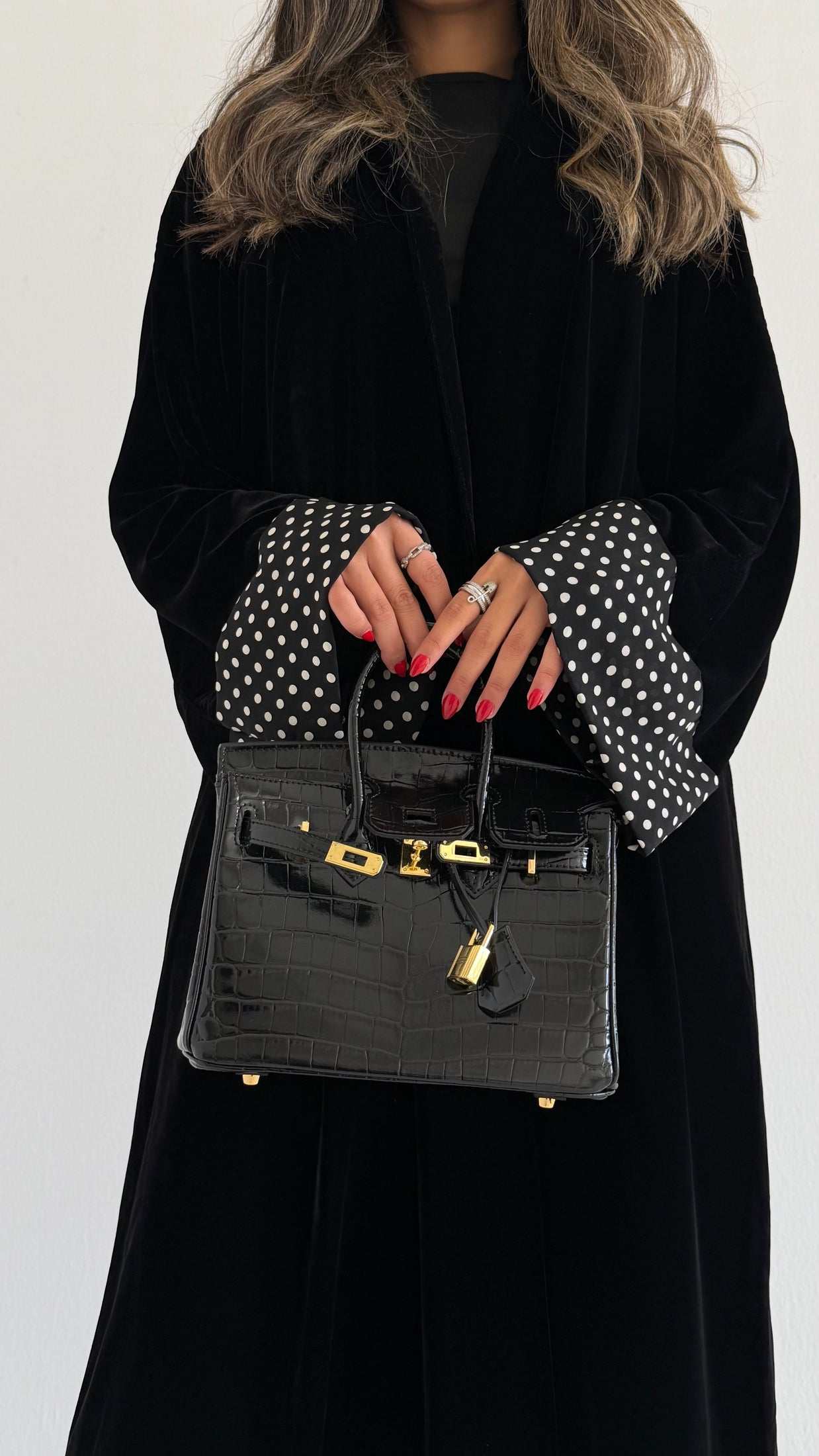 MWT571 - عباية مخمل أسود بأكمام منقطة - Aya
