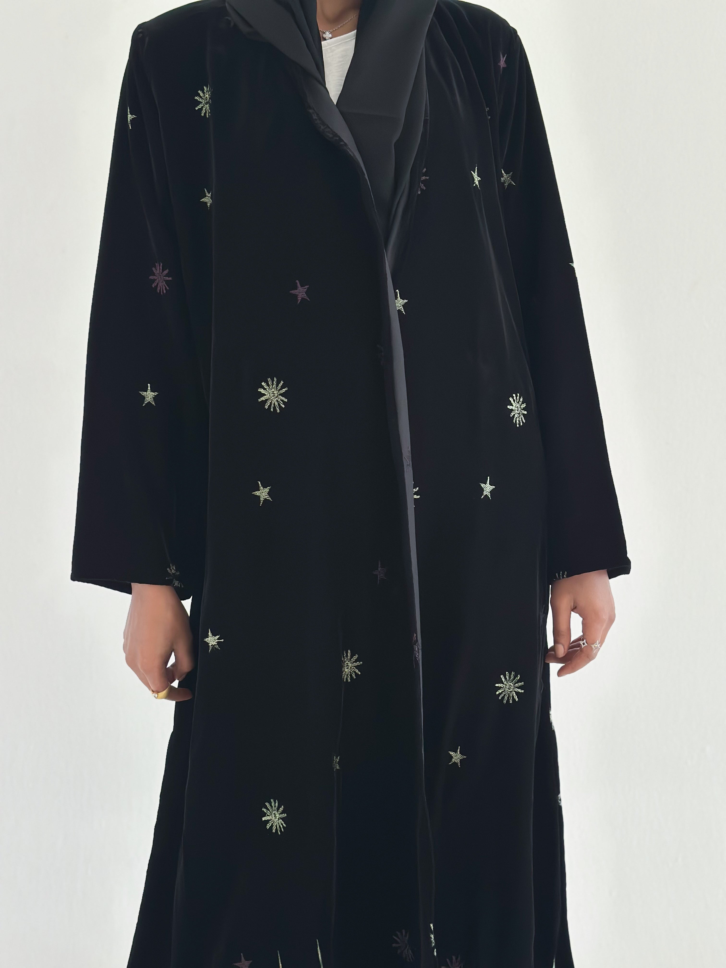 MW1742 - عباية اسود مخمل مطرزة - Aya