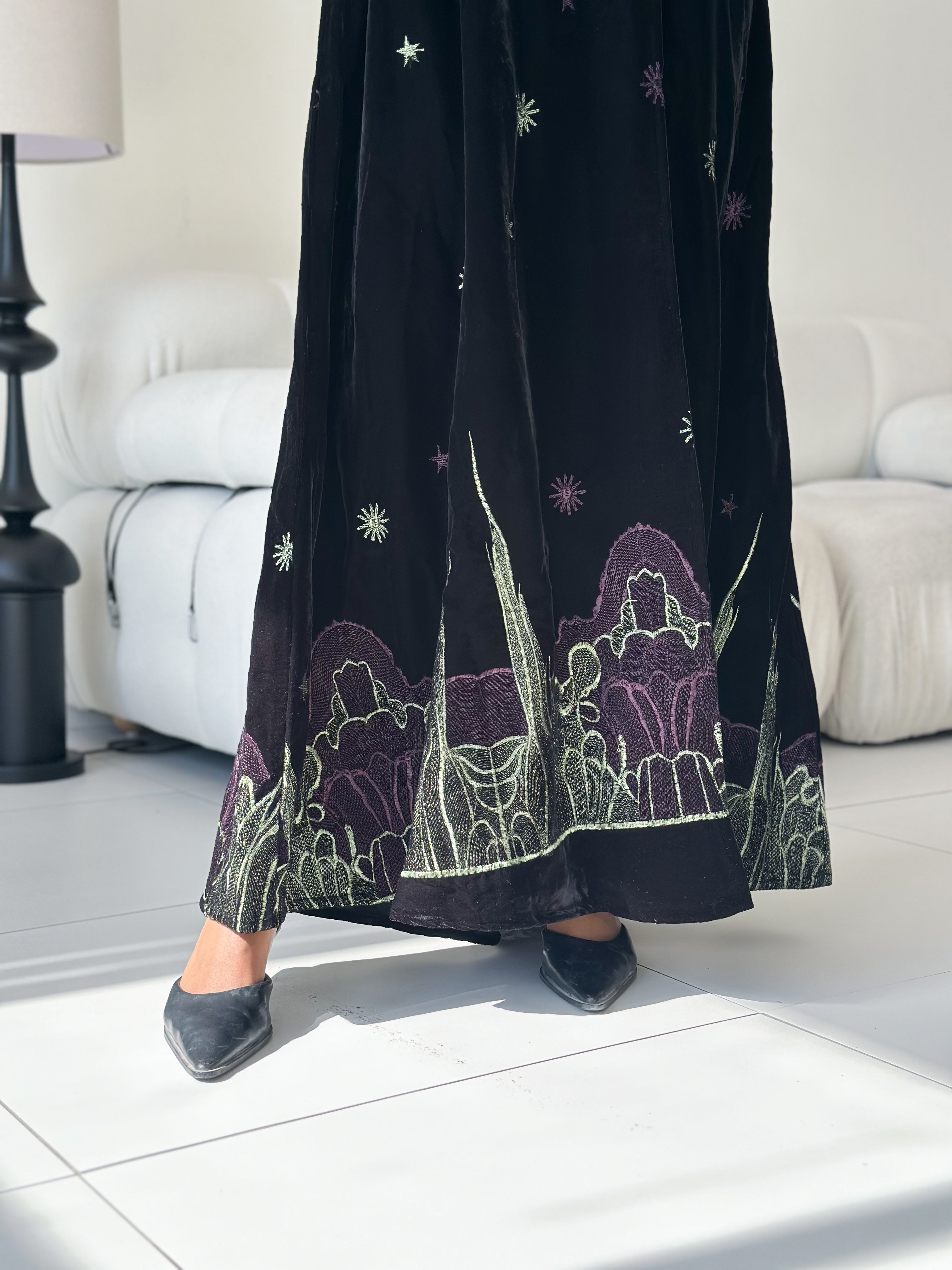 MW1742 - عباية اسود مخمل مطرزة - Aya