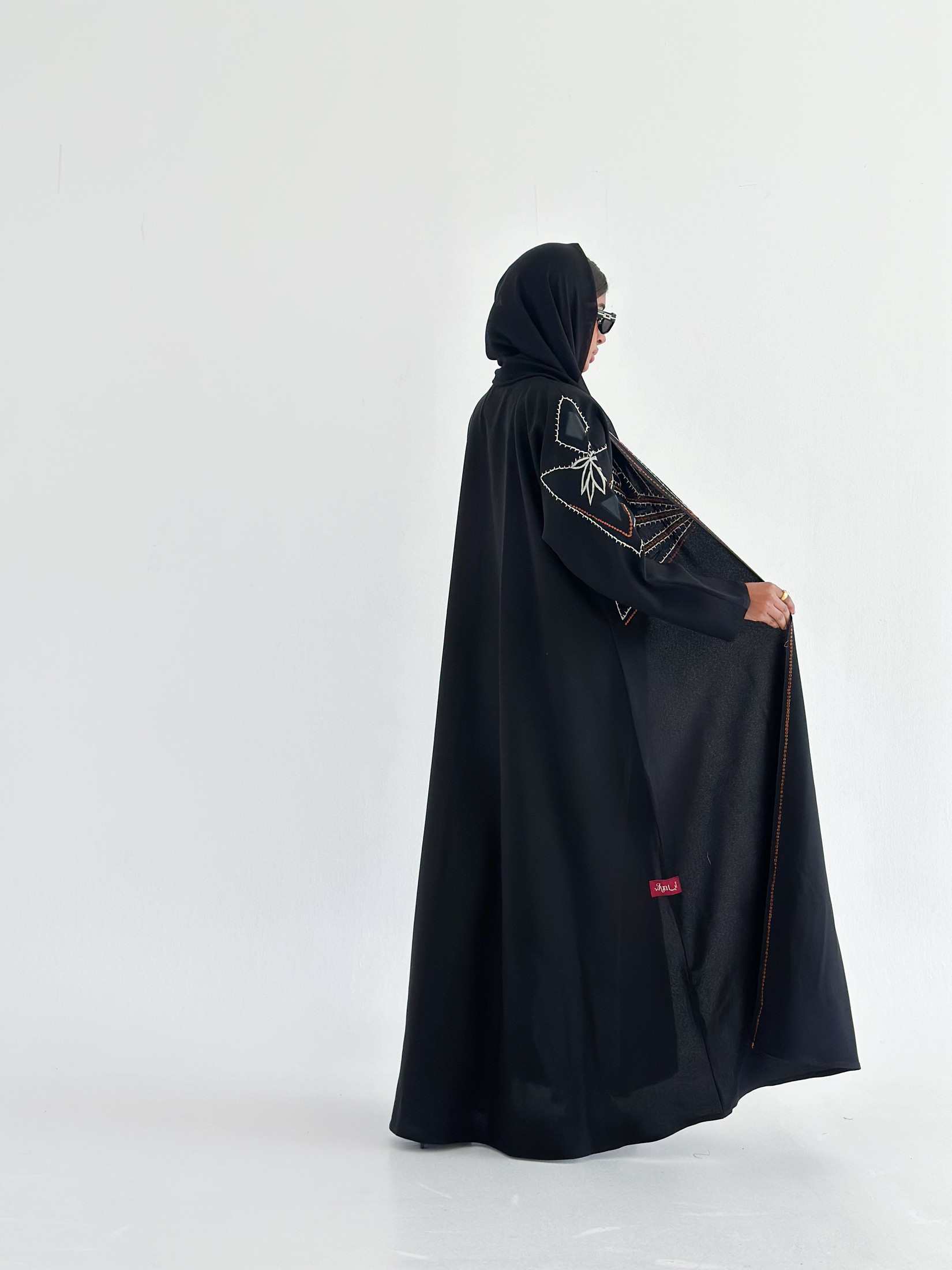 MWT680 - عباية اسود تطريز مع تدخيلة جلد - Aya