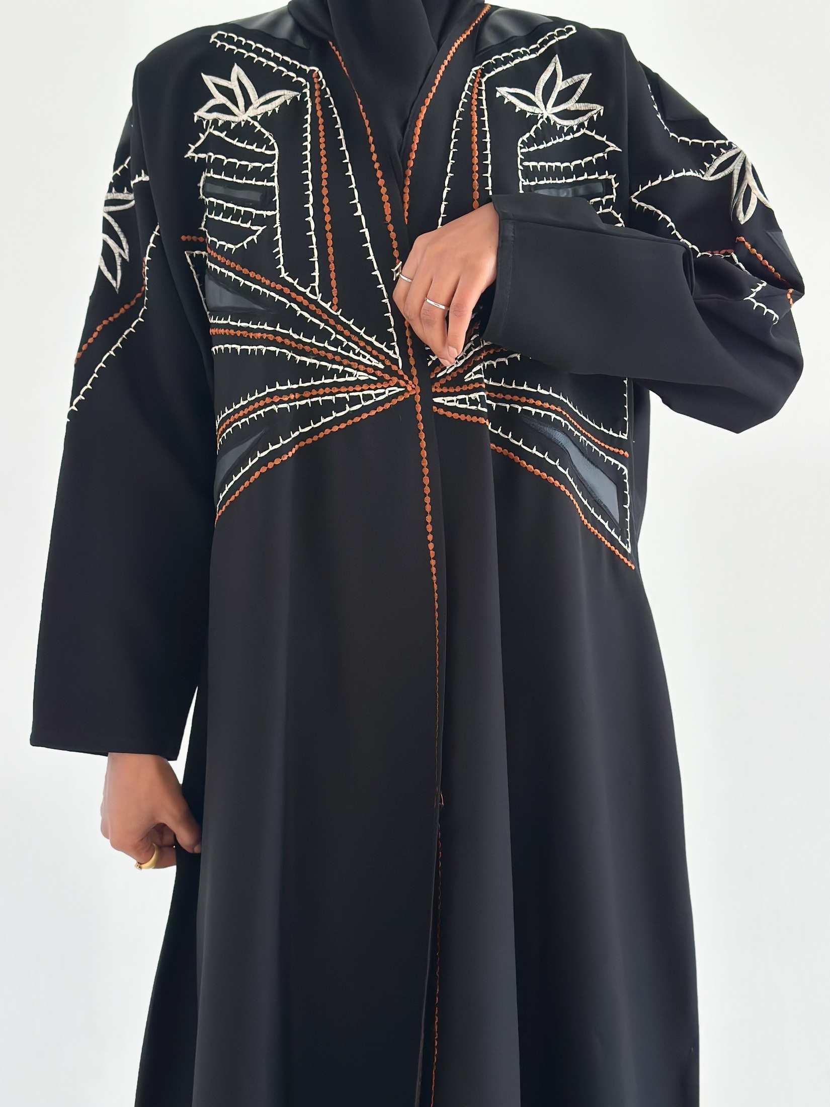 MWT680 - عباية اسود تطريز مع تدخيلة جلد - Aya