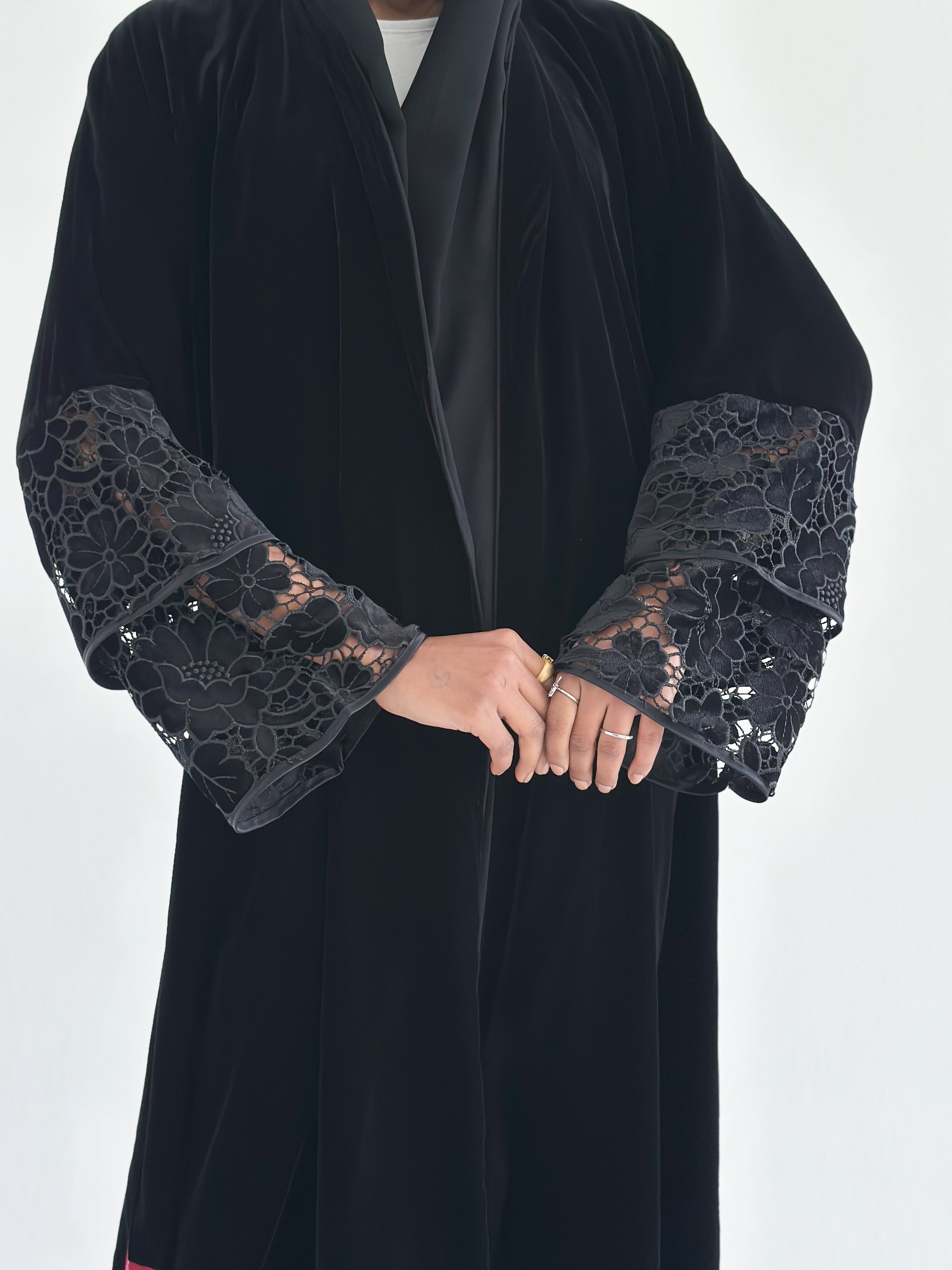 MWT575 - عباية مخمل بأكمام دانتيل - Aya