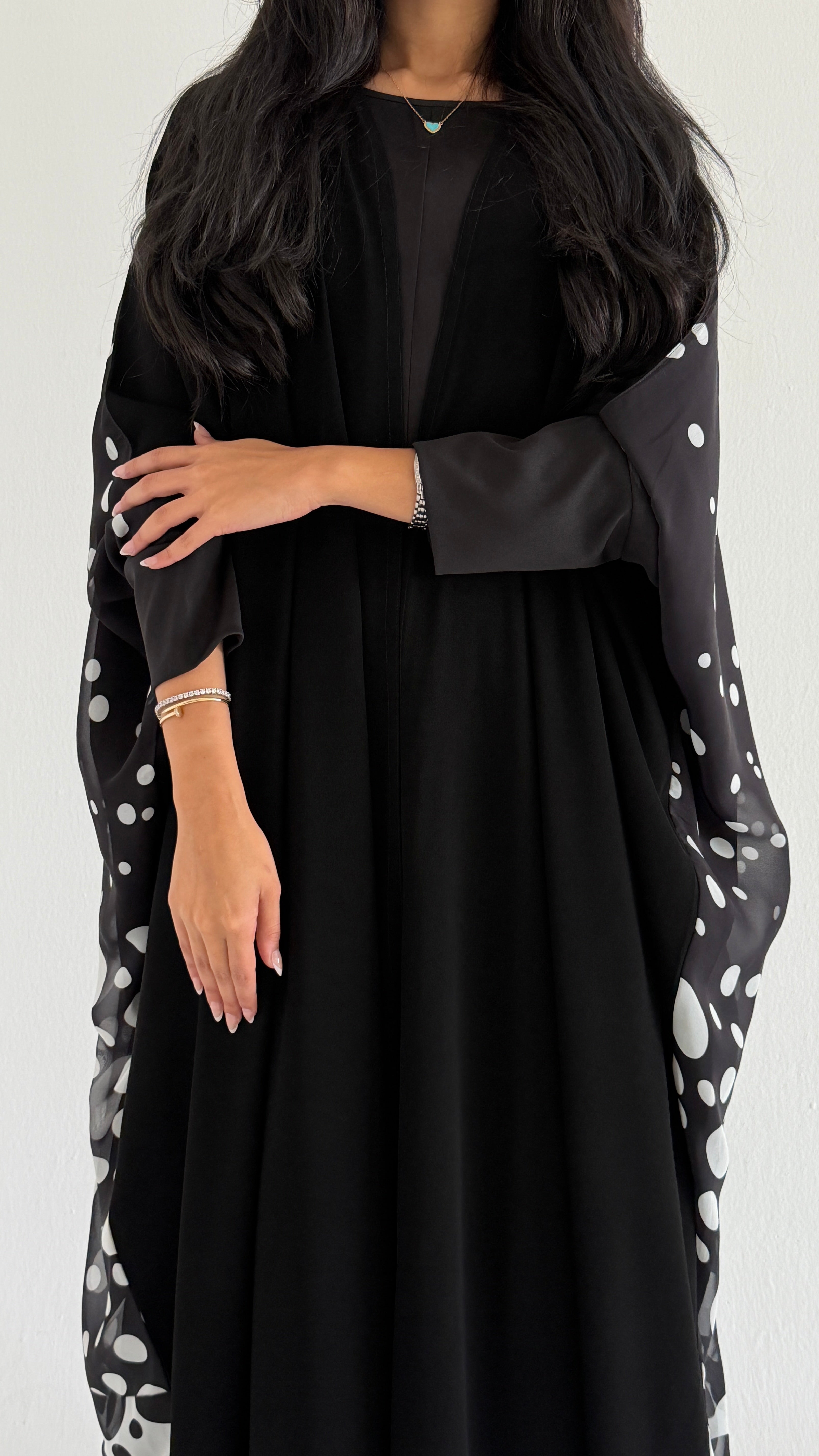 MWT5127 - عبايه كريب ملكي مع شيفون طباعه اسود من الأمام من الخلف منقط مع أكمام ستريتش - Aya