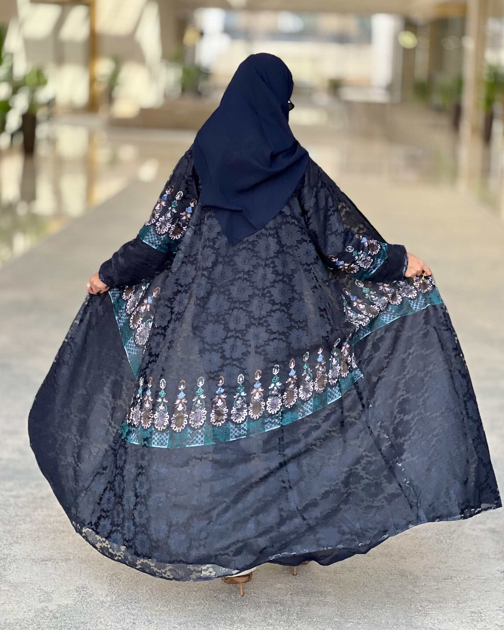MWT487 - عباية دانتيل أسود مع تدخيلة دانتيل ملون - Aya