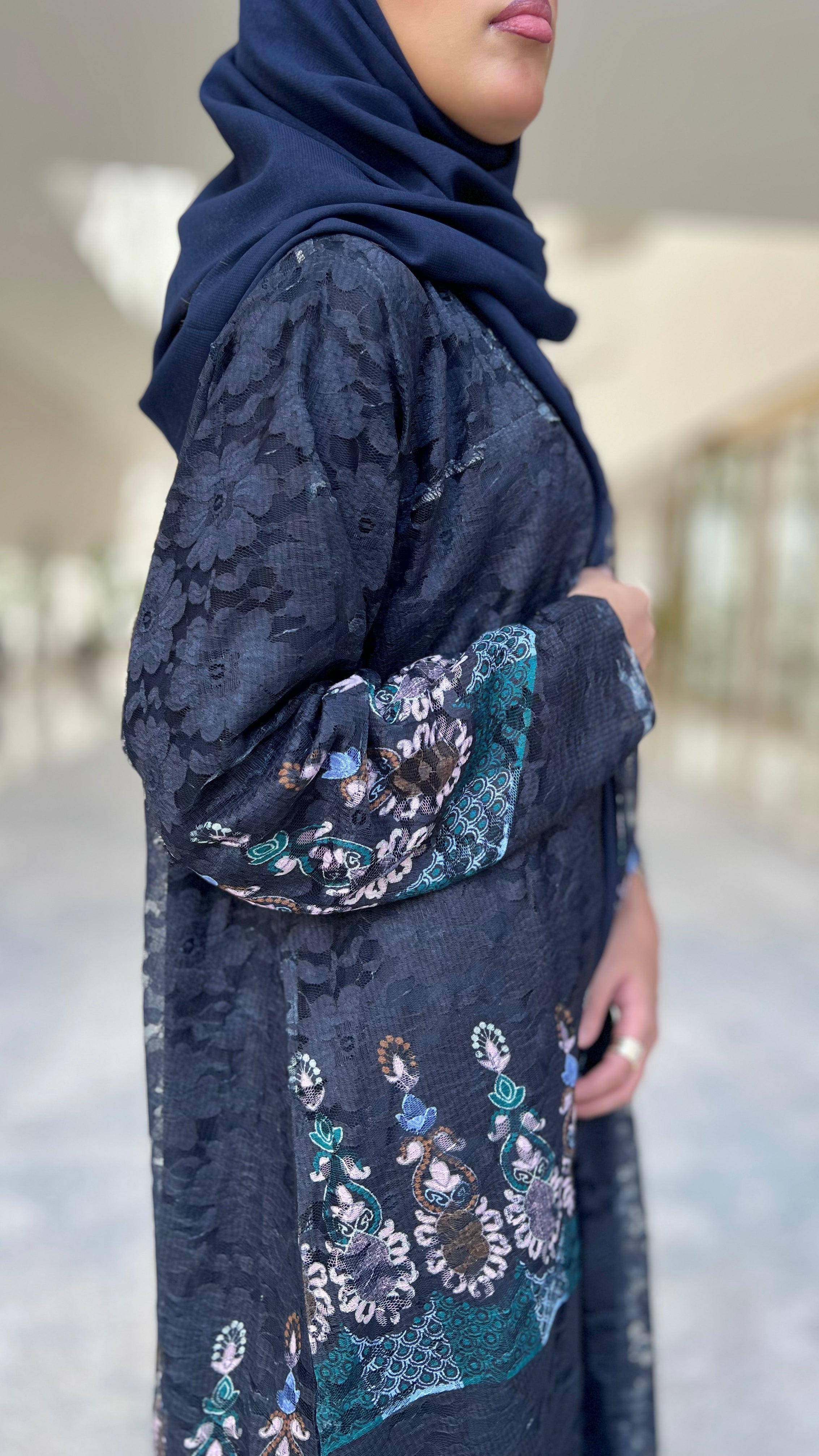MWT487 - عباية دانتيل أسود مع تدخيلة دانتيل ملون - Aya
