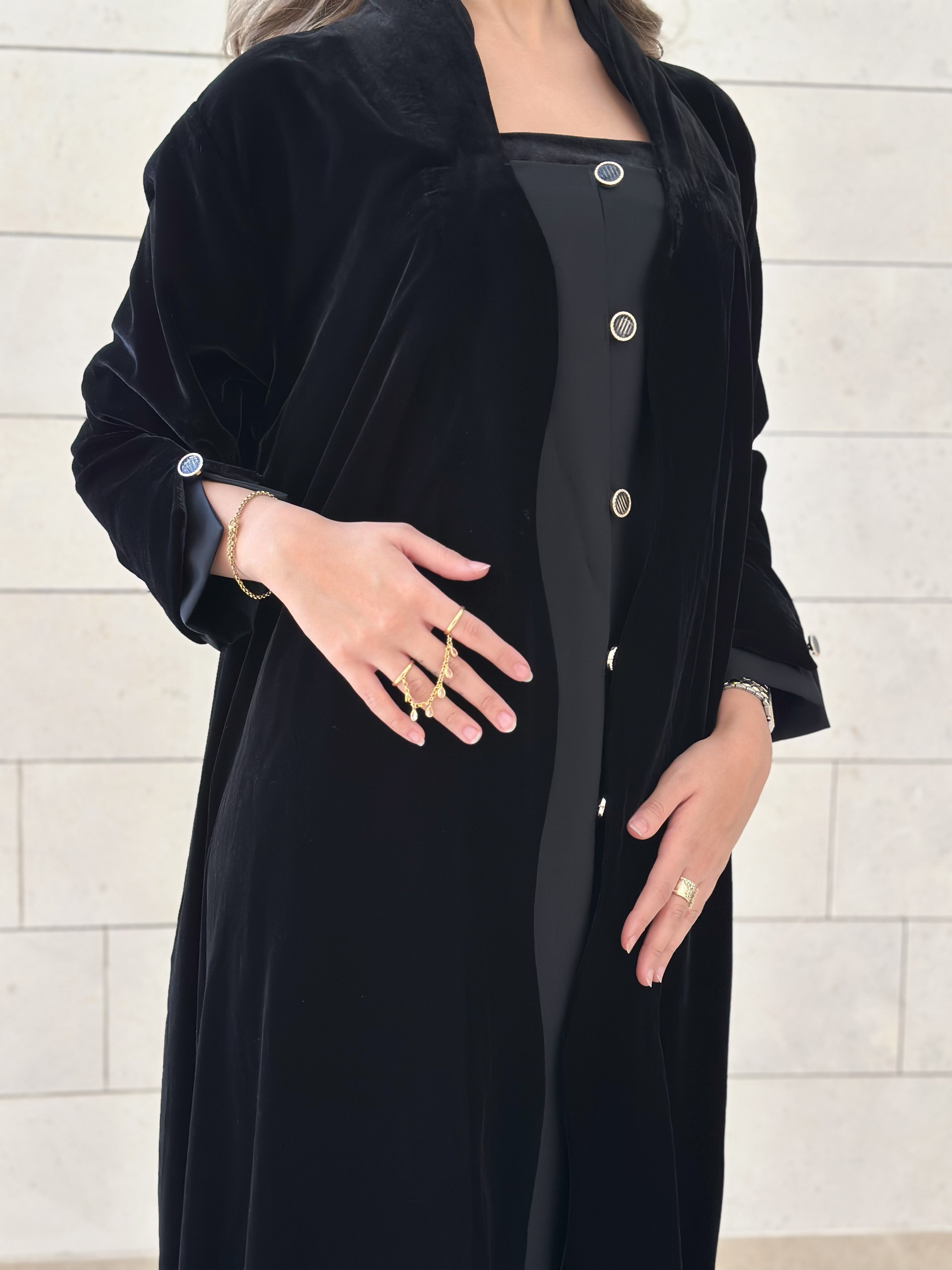 MWT537 - عباية مخمل مع تفته بأزارير ذهبية