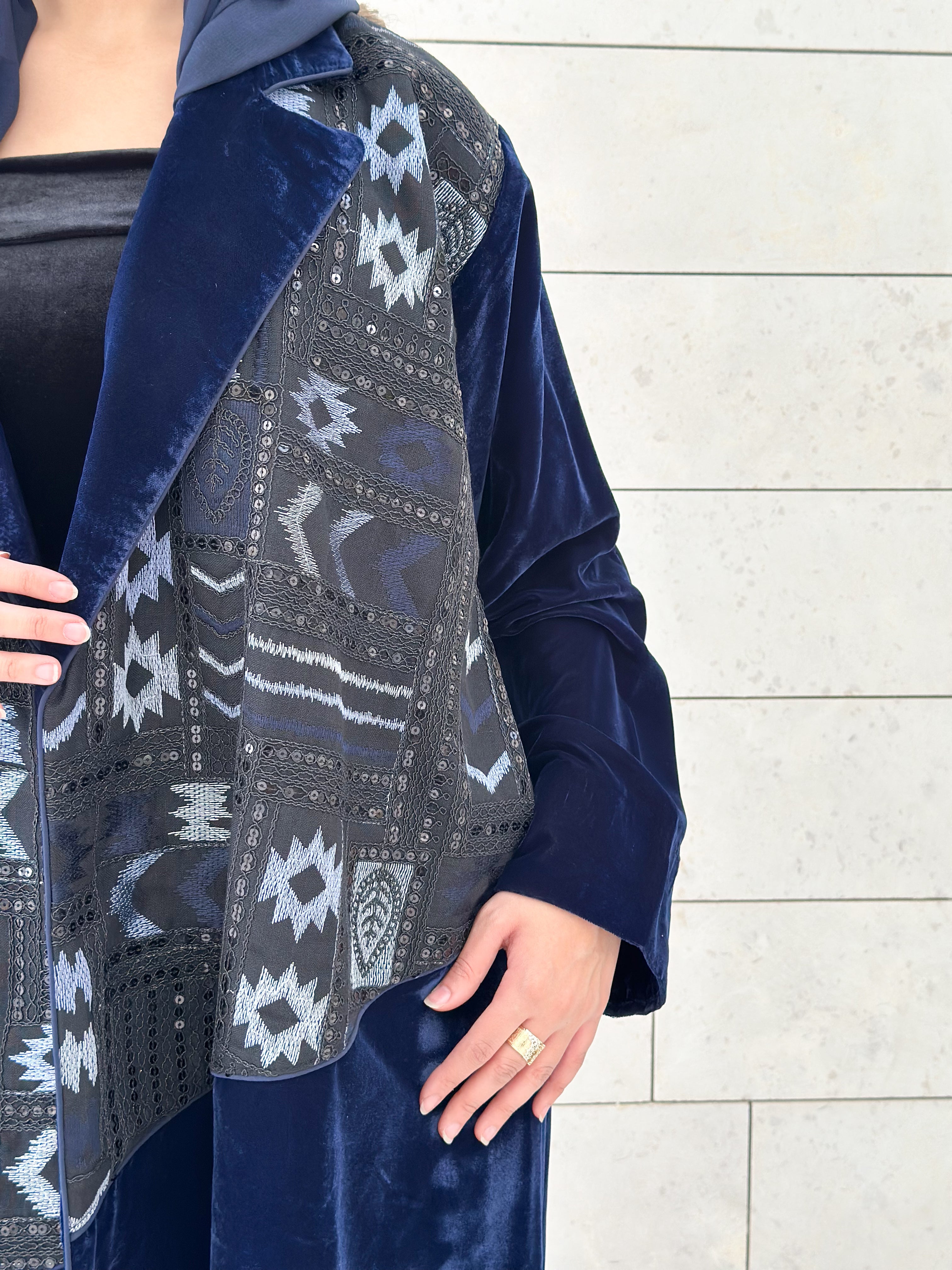 MWT546 - عباية مخمل كحلي مع تطريز هندي - Aya