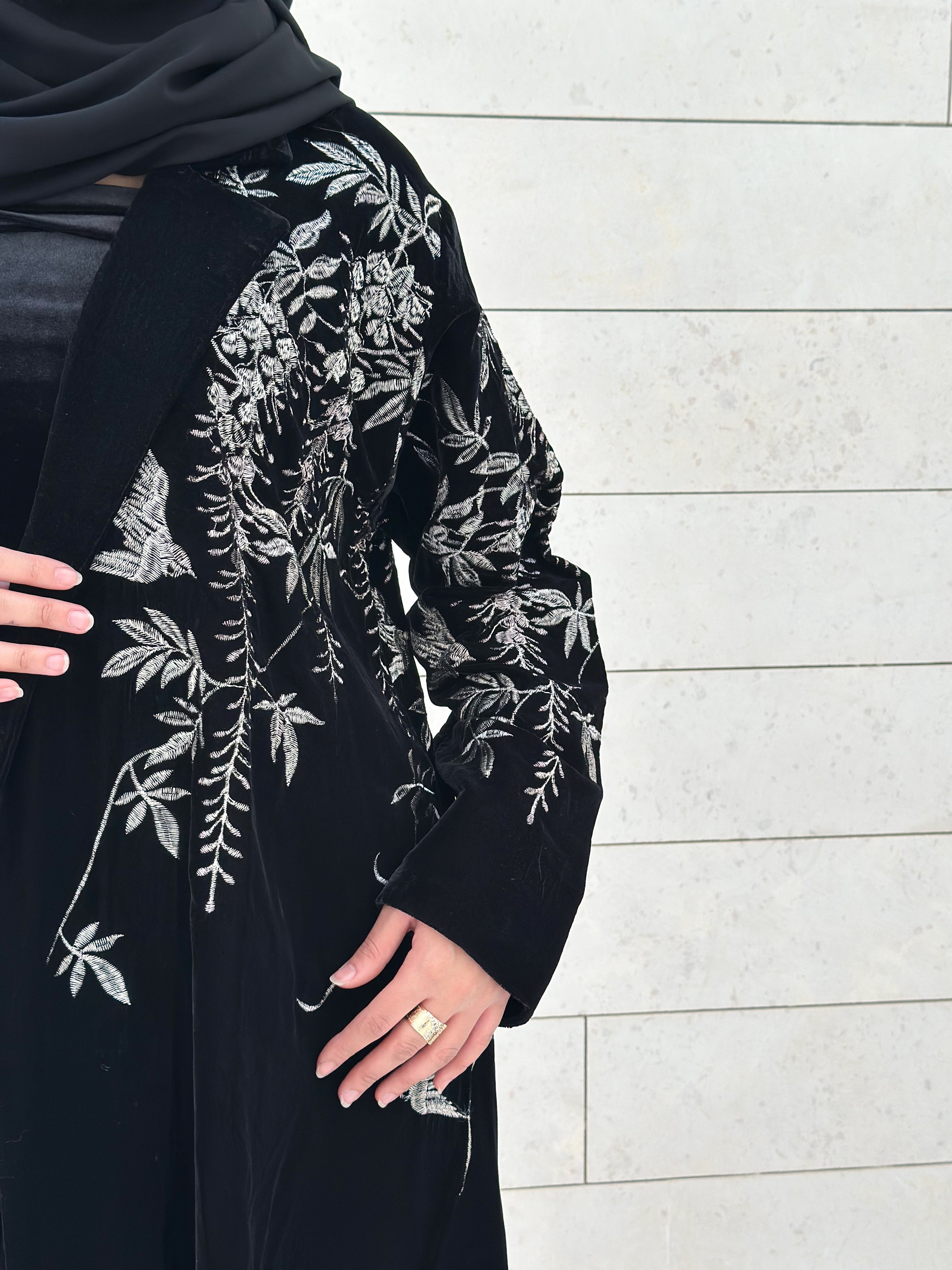 MWT547 - عباية مخمل مع تطريز فضي - Aya