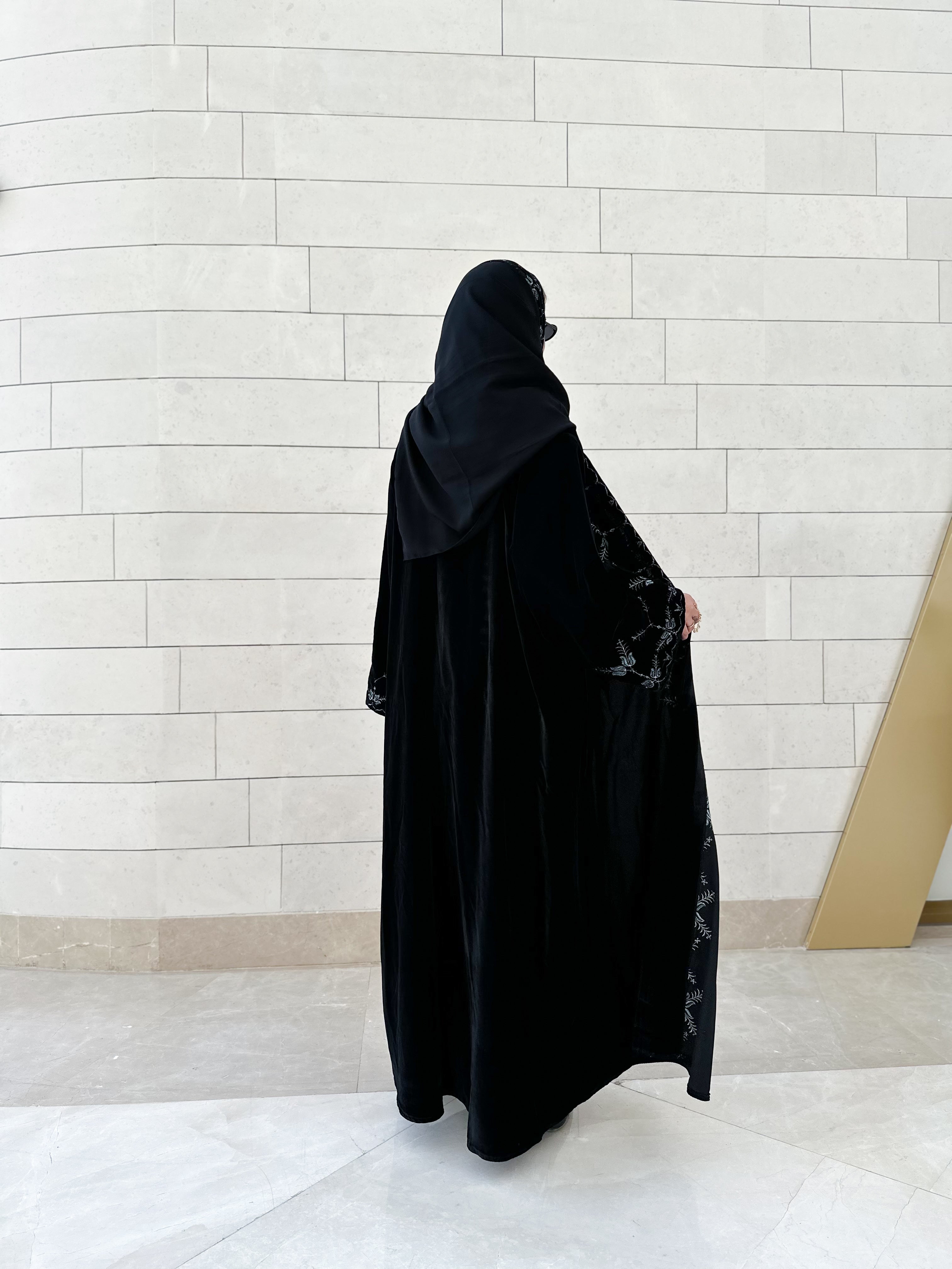 MWT549 - عباية مخمل مع تطريز بالكامل