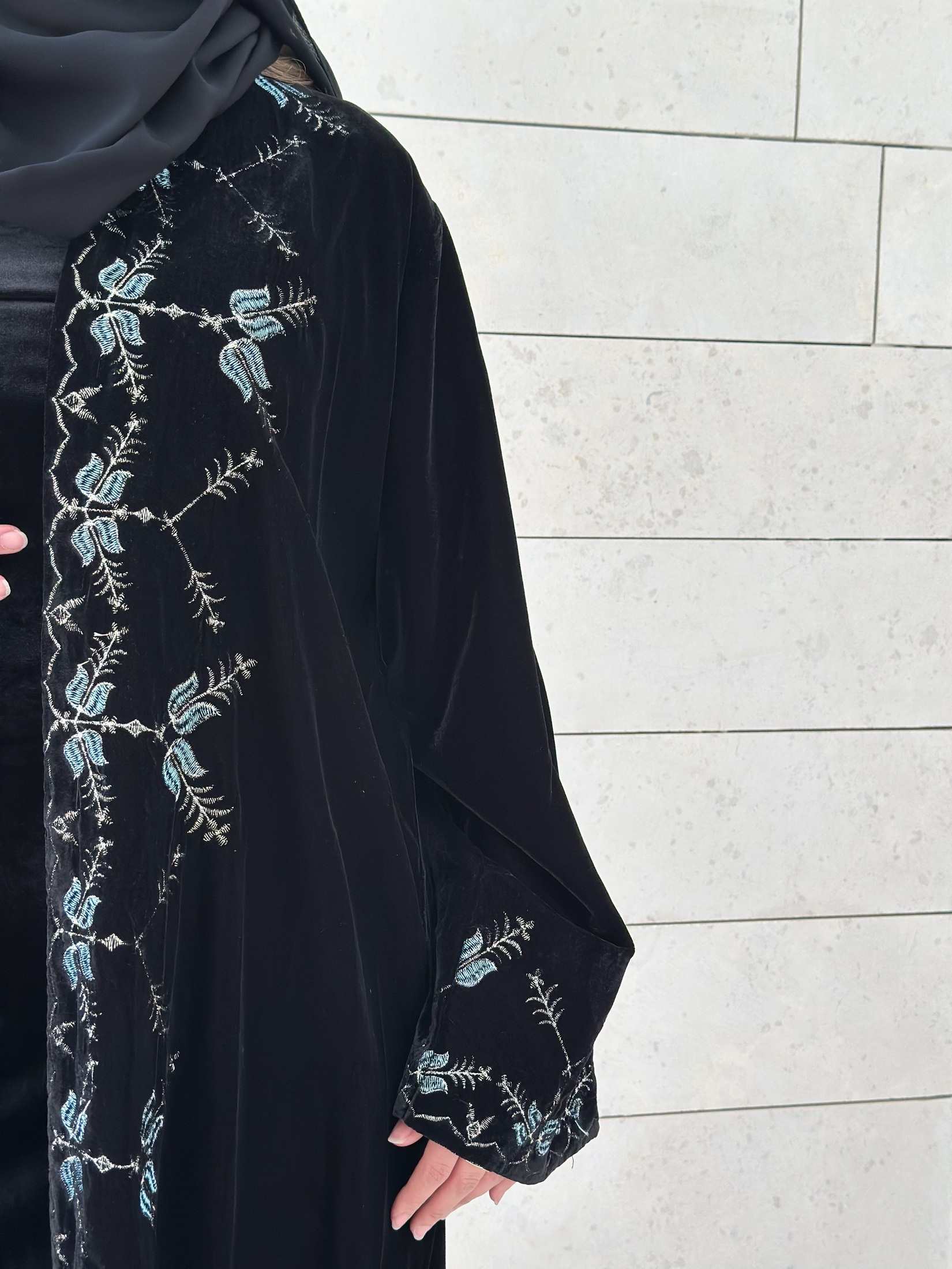 MWT549 - عباية مخمل مع تطريز بالكامل - Aya