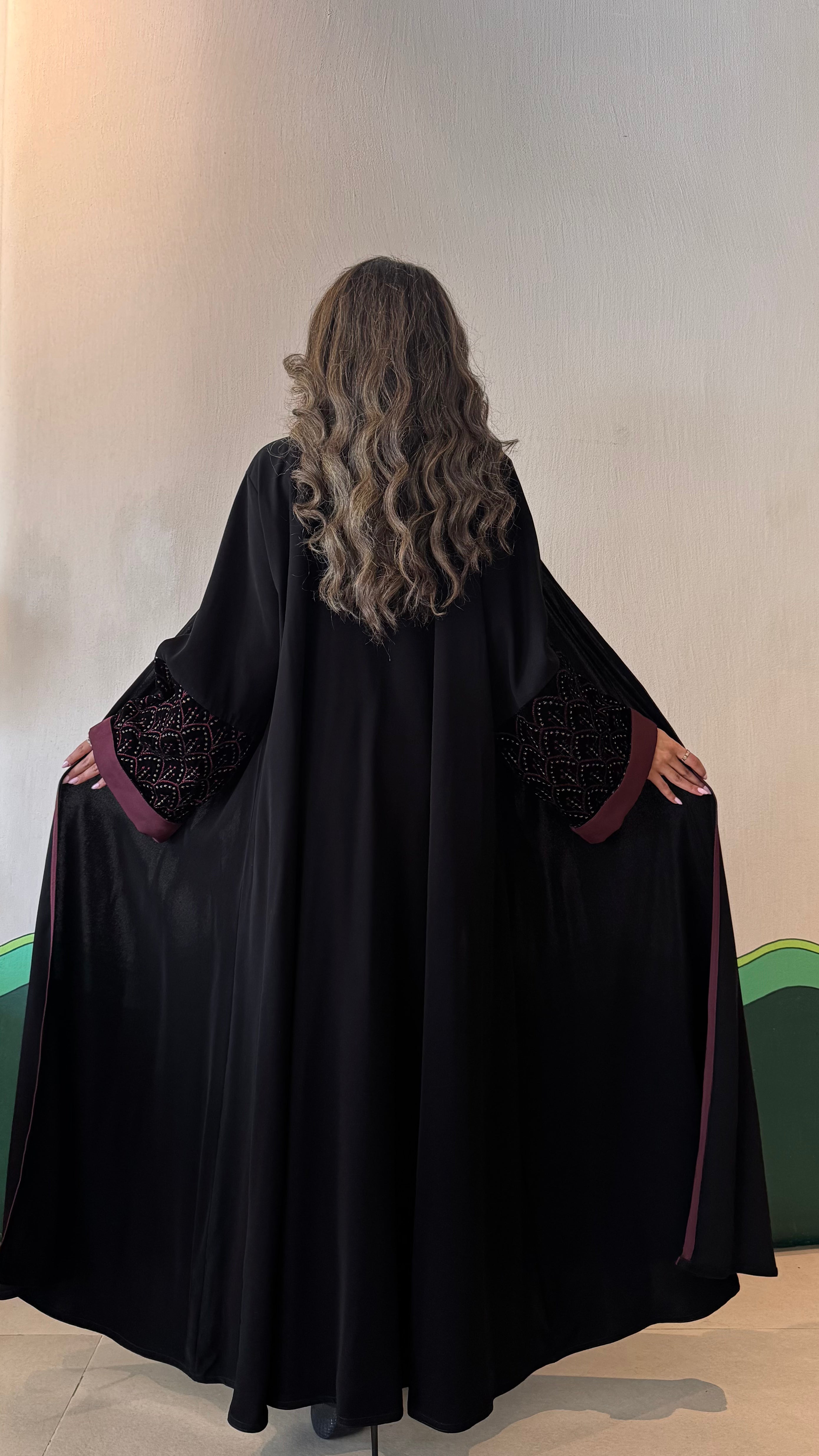 MW1718 - عباية سوداء بتطريز عند الكم - Aya