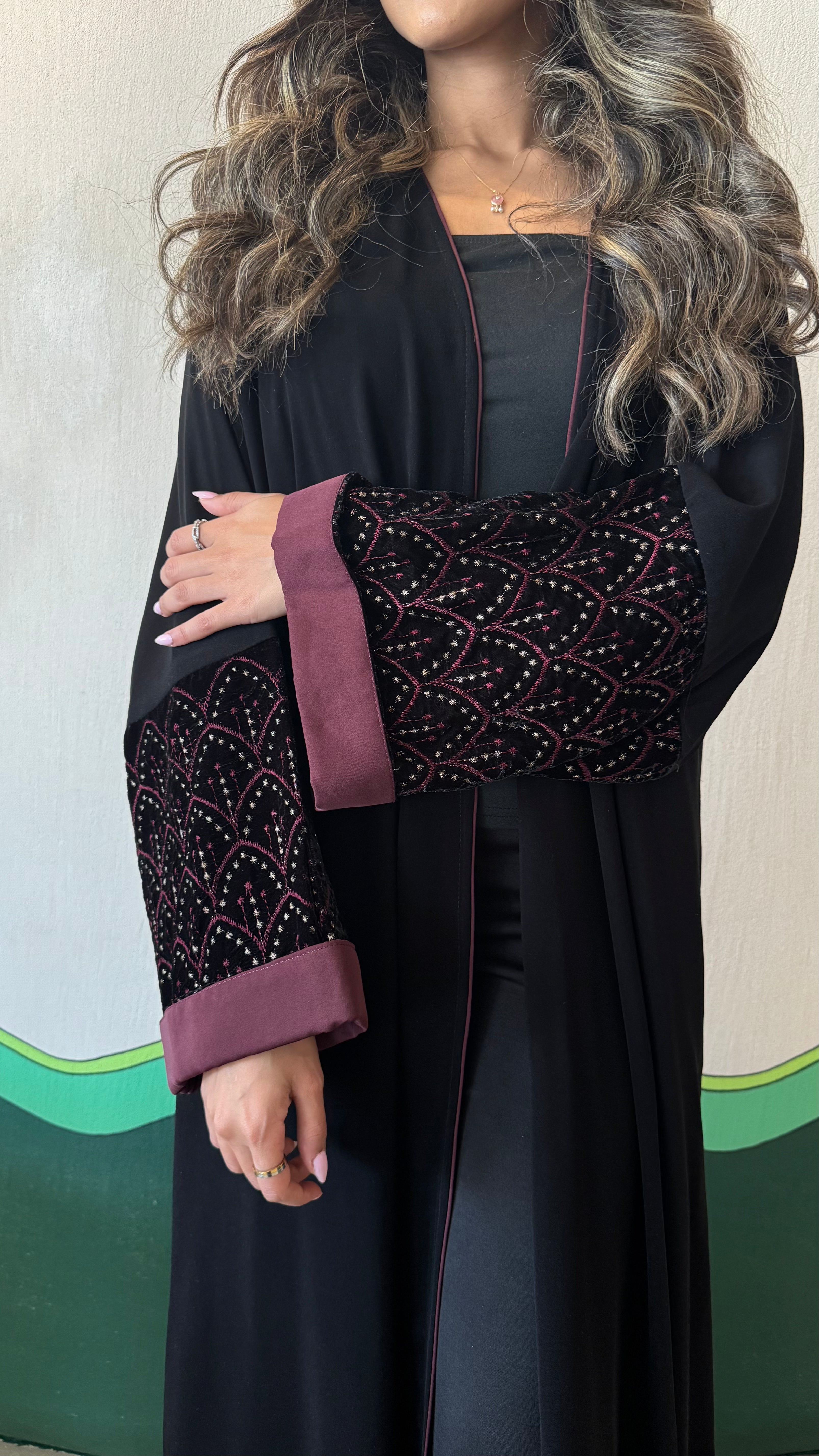 MW1718 - عباية سوداء بتطريز عند الكم - Aya