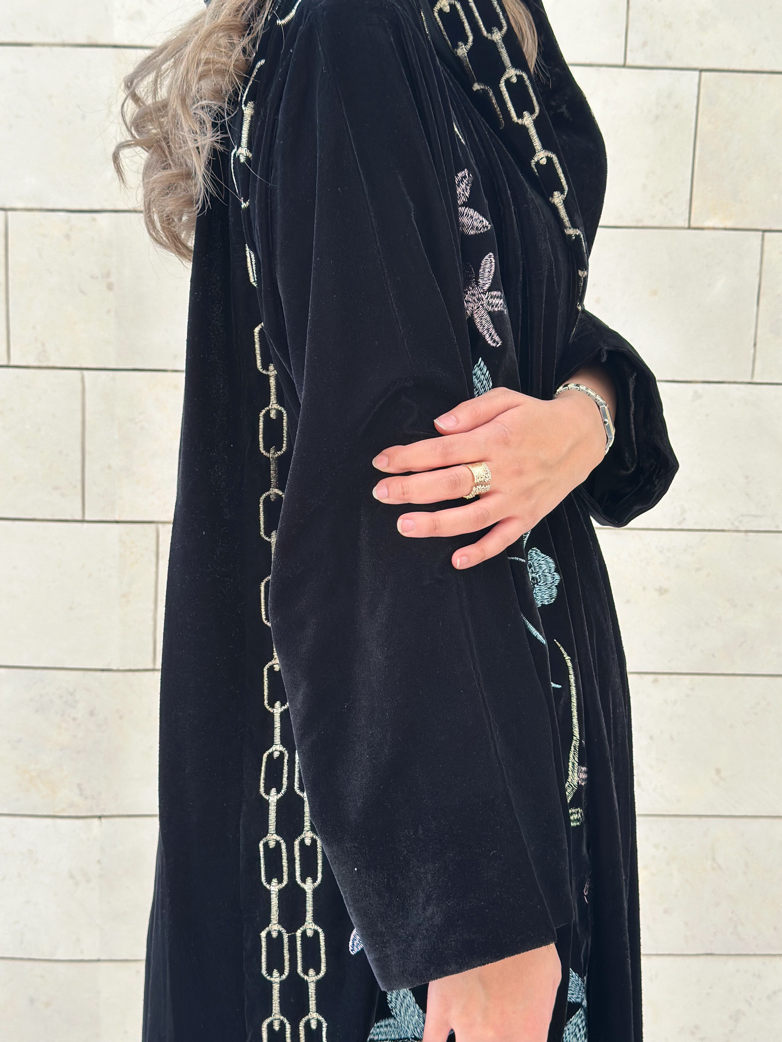 MWT550 - عباية مخمل مطرزة - Aya