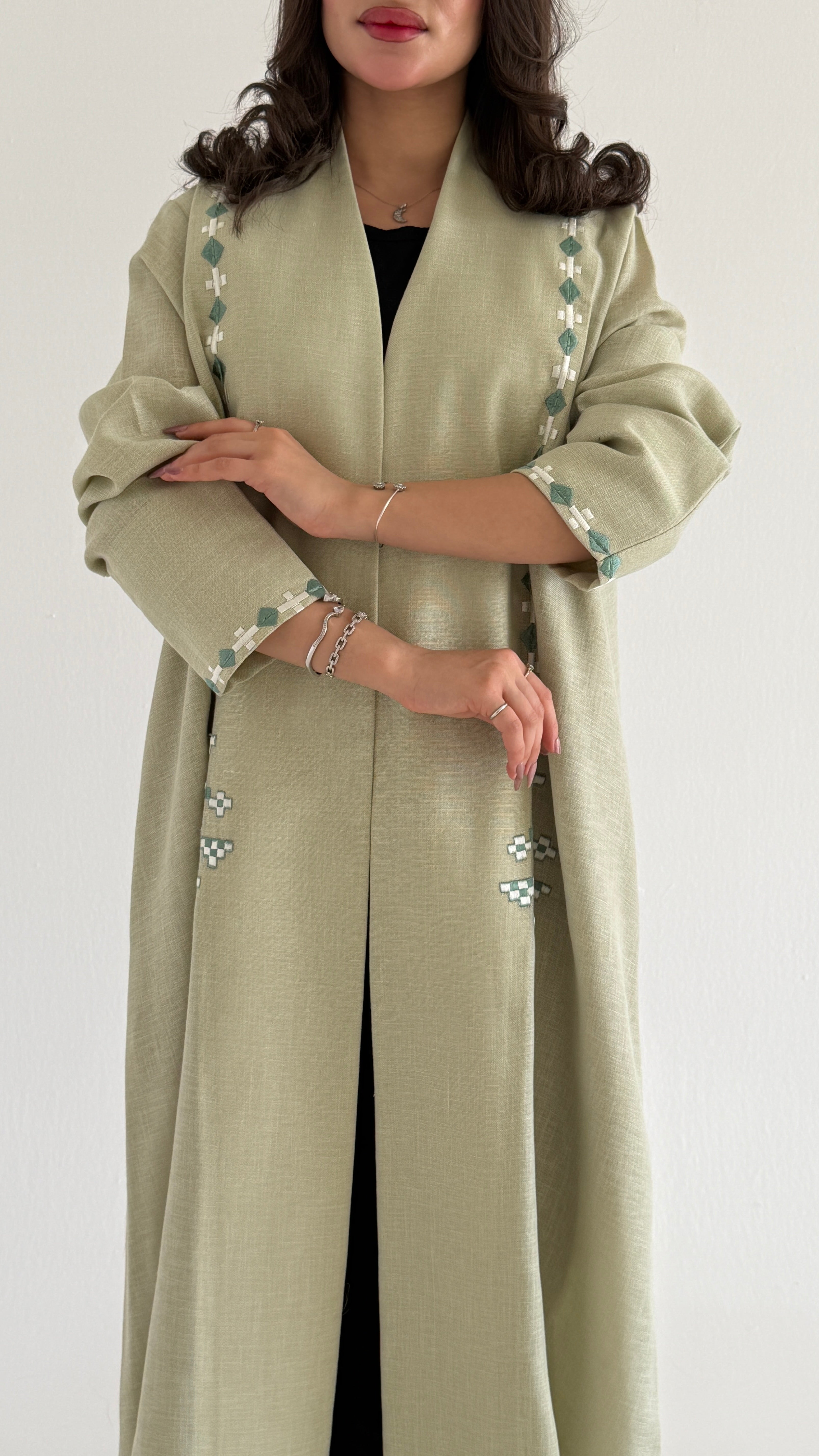 MW2124 - عباية لينن أنيقة بقصّة هينك عصرية - Aya