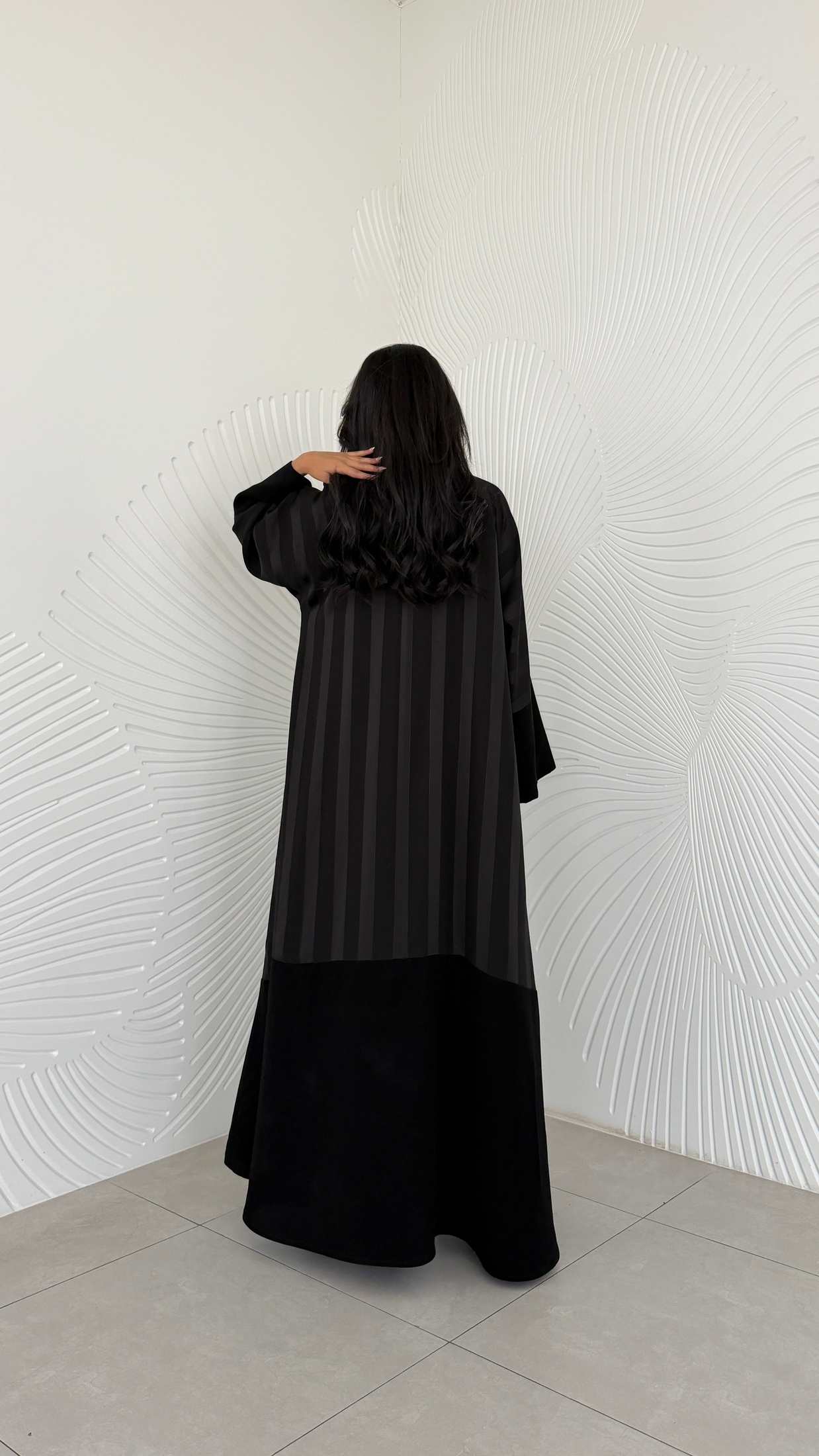 MWT2081 - عباية مقلمة سوداء - Aya