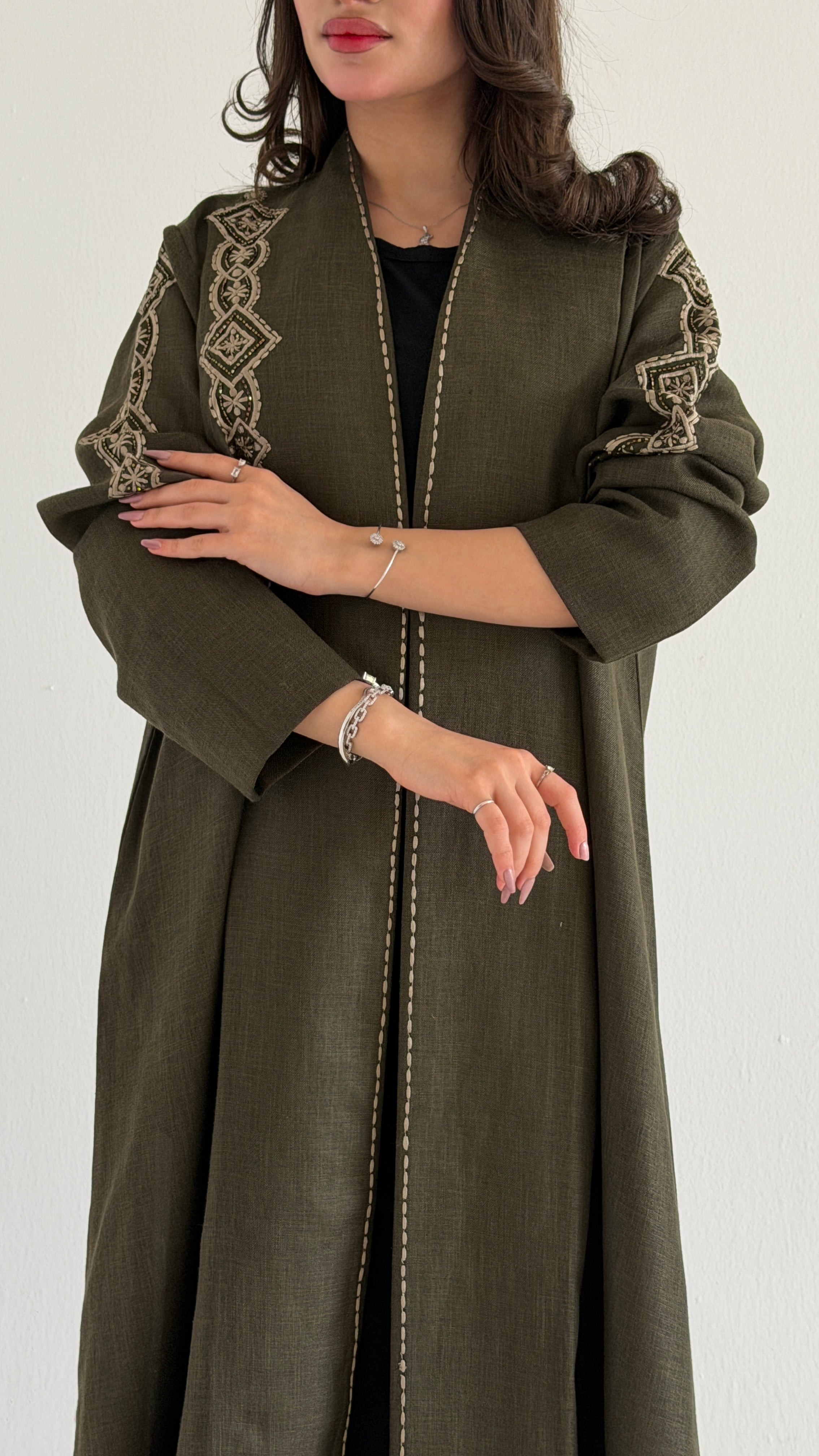 MW2128 - عباية لينن أنيقة بقصّة هينك عصرية - Aya