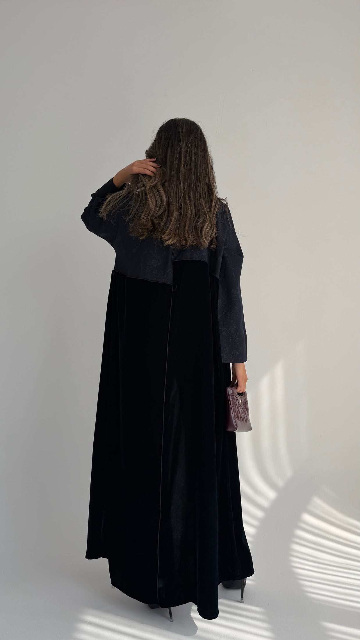 MWT881 -عباية مخمل مع تدخيلة جاكار - Aya