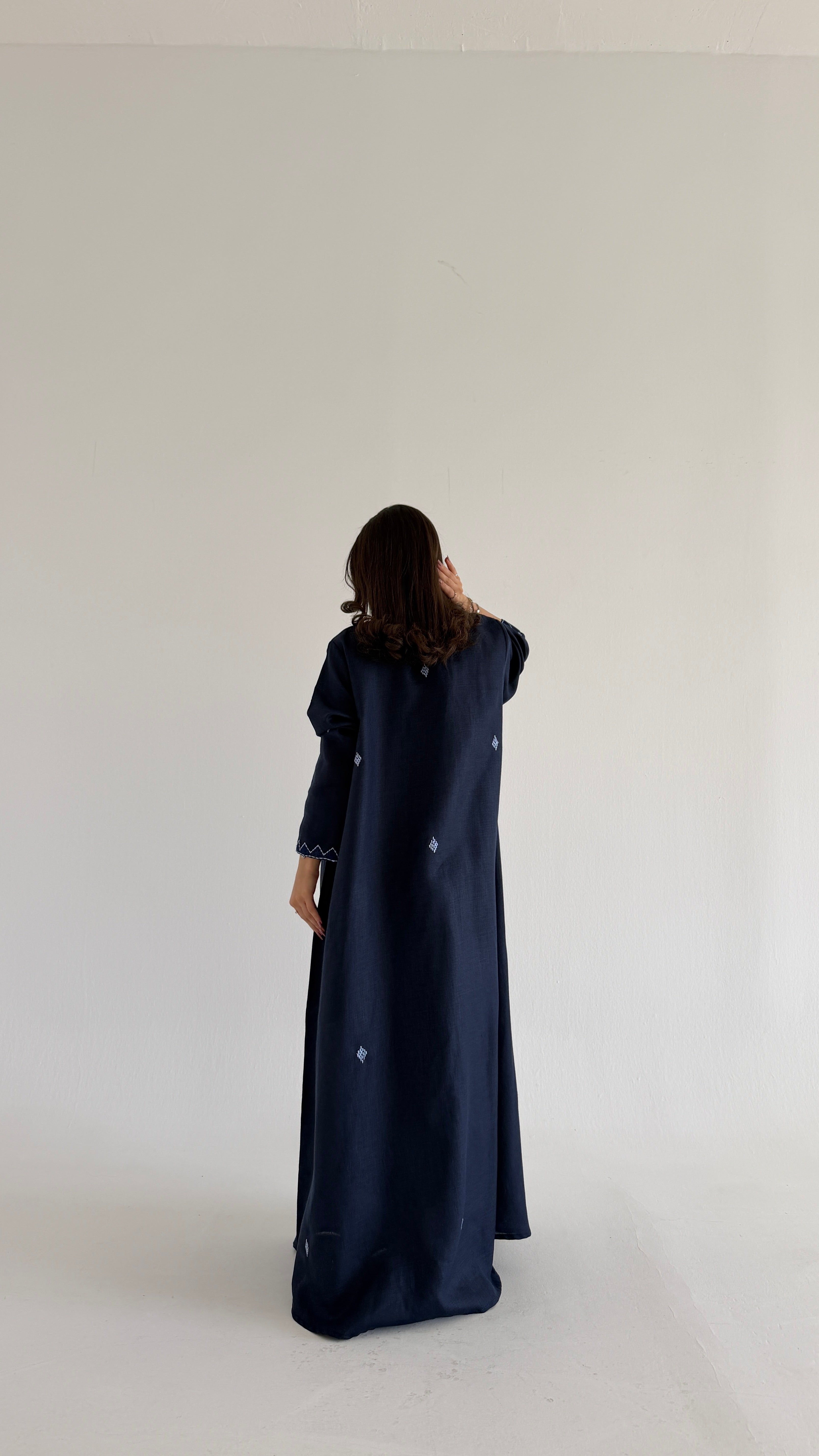 MW2123 - عباية لينن أنيقة بقصّة هينك عصرية - Aya