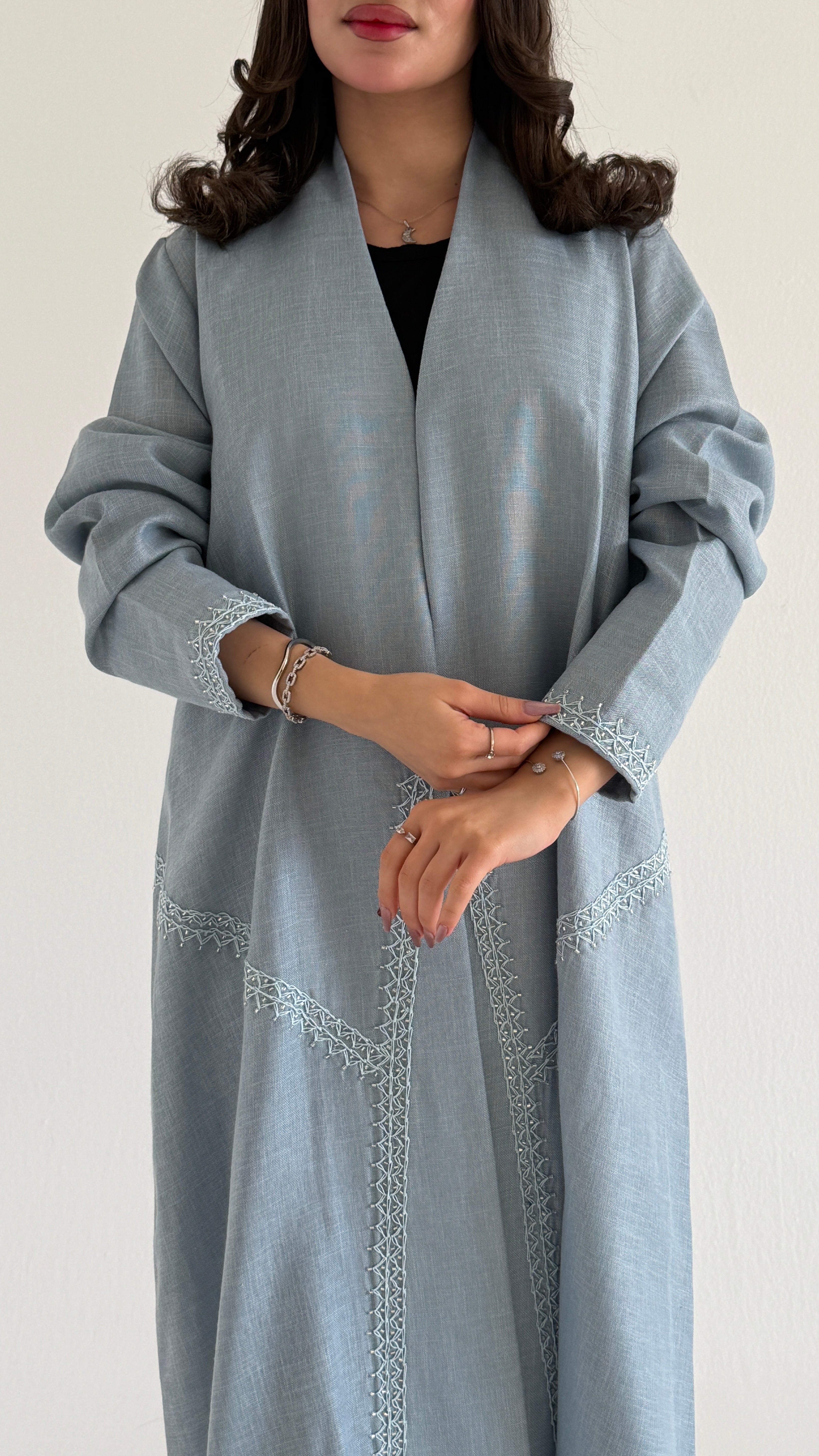 MW2125 - عباية لينن أنيقة بقصّة هينك عصرية - Aya