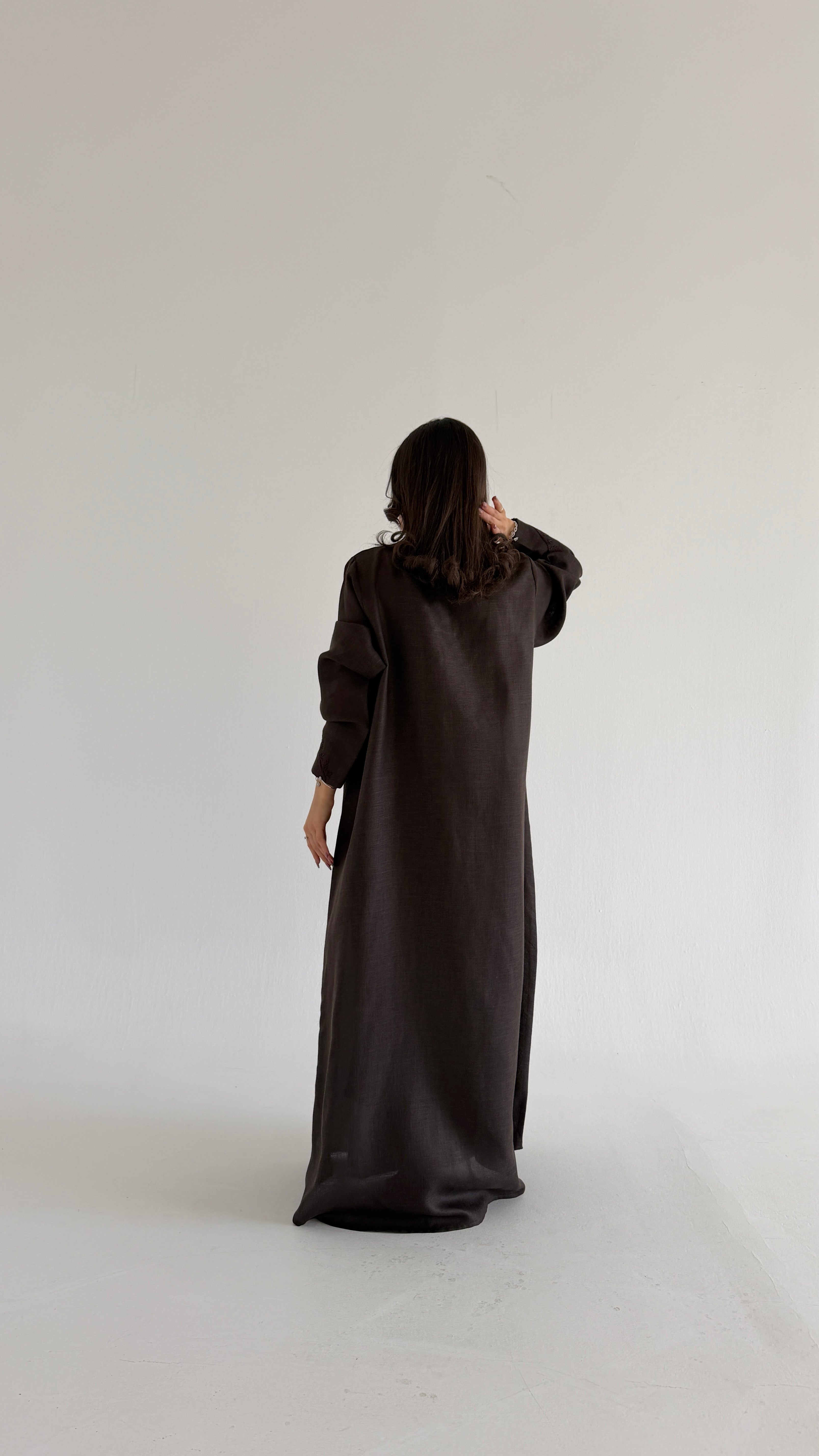 MW2127 - عباية لينن أنيقة بقصّة هينك عصرية - Aya