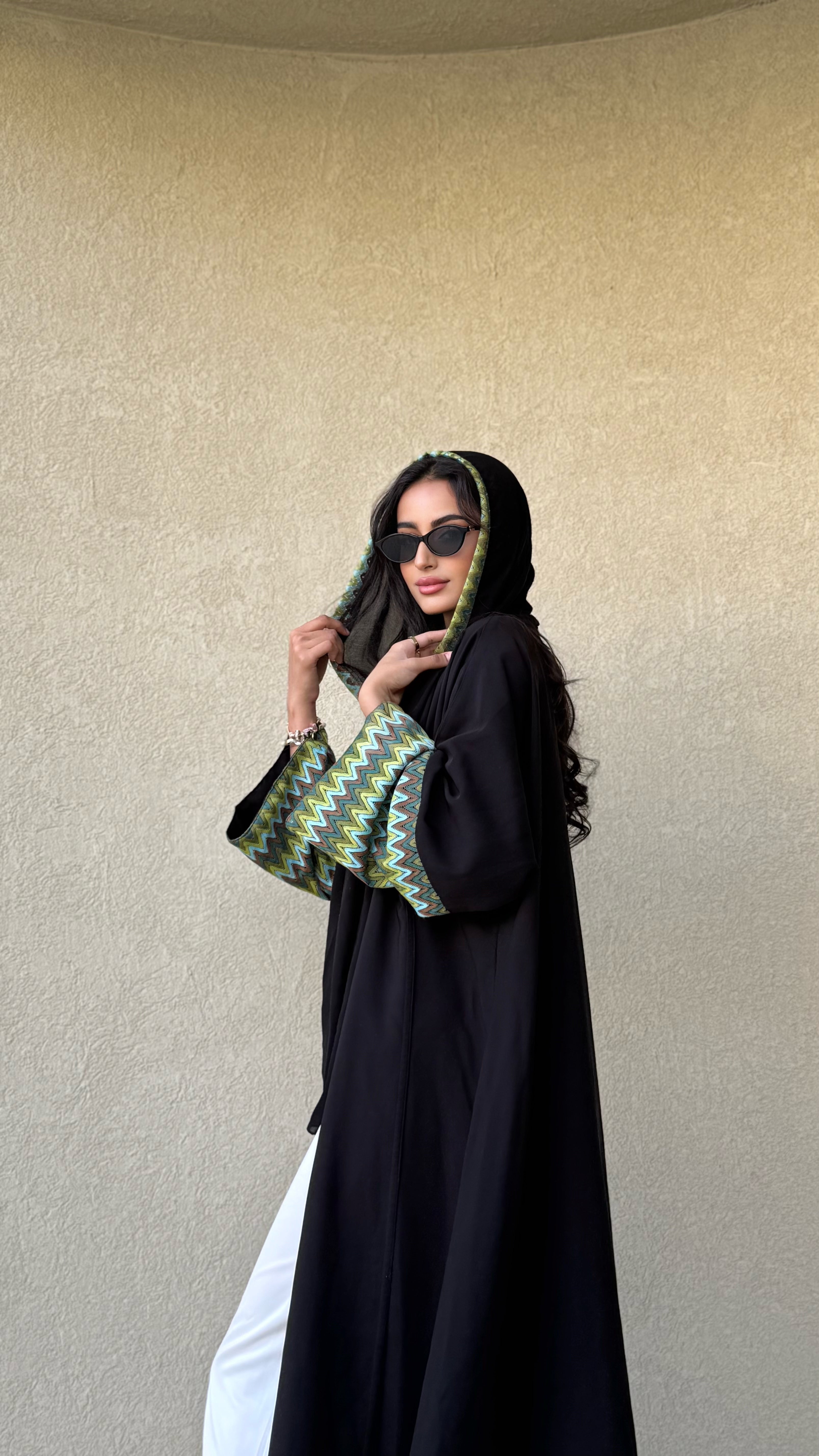 MWT45 - عباية سوداء مع تطريز بالاكمام واسفل العباية | Pattern & Power - Aya
