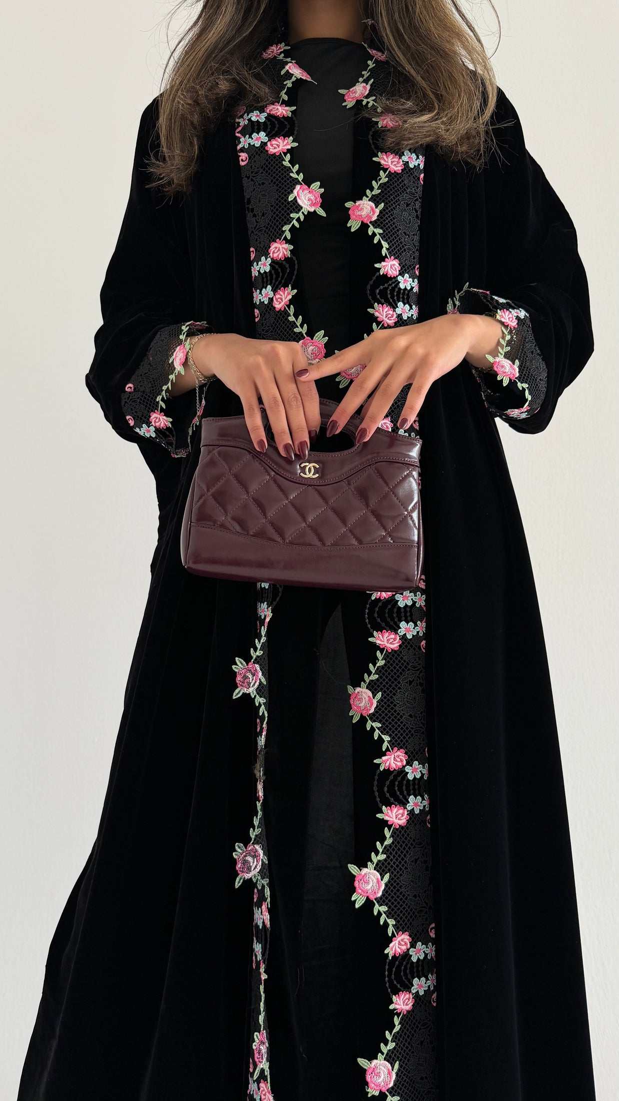 MWT735 - عباية مخمل اسود مع تدخيلة كلفه ورود - Aya