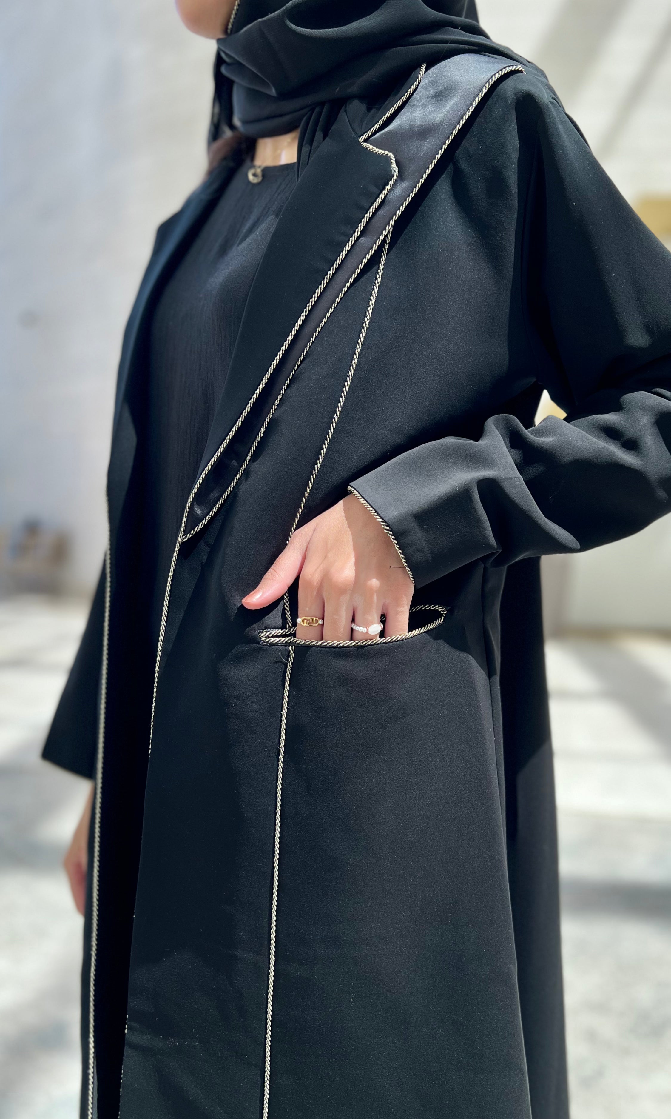 MW1721 - عباية بليزر اسود مع اضافة الساتان - Aya