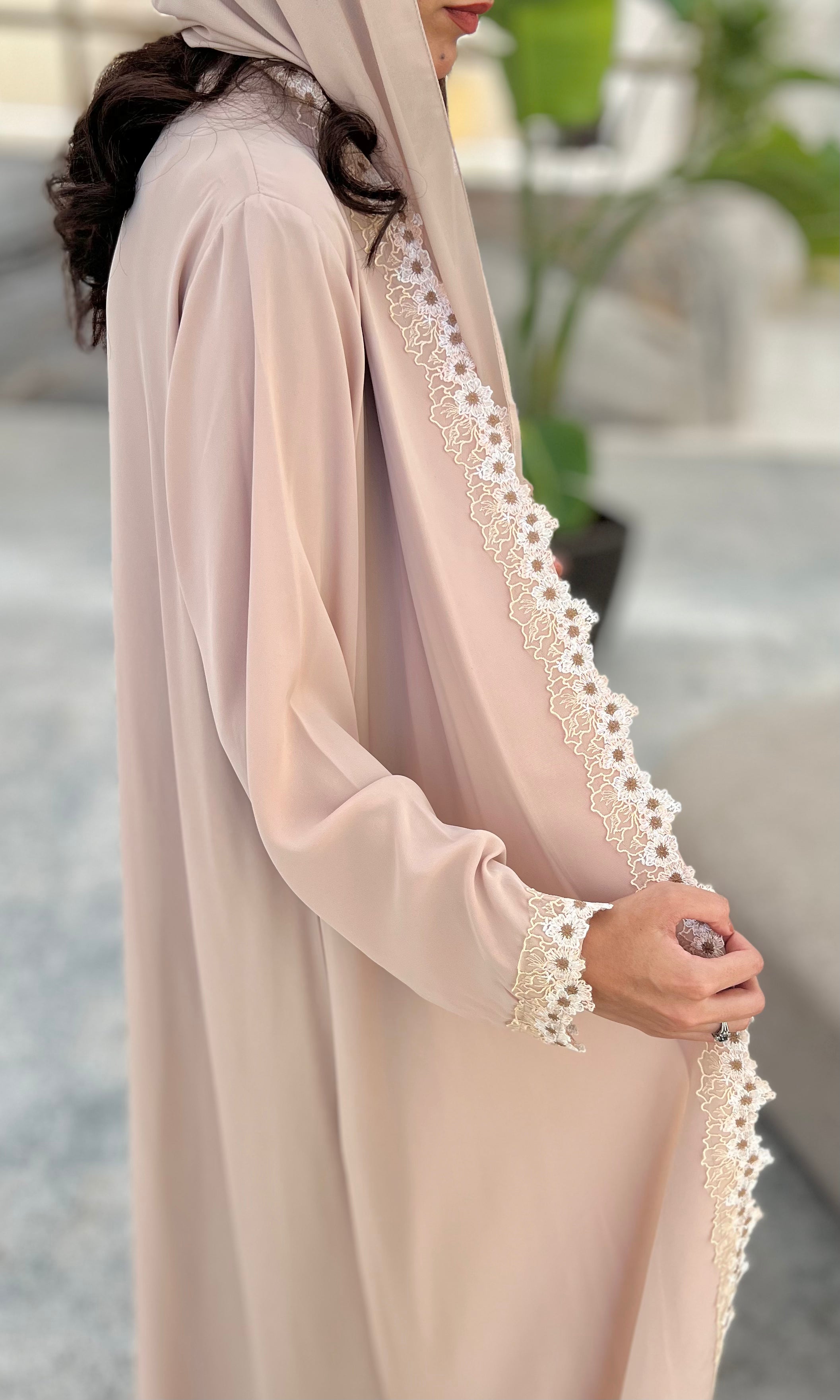 MW1723 - عباية كريب باردة مع تطريز - Aya