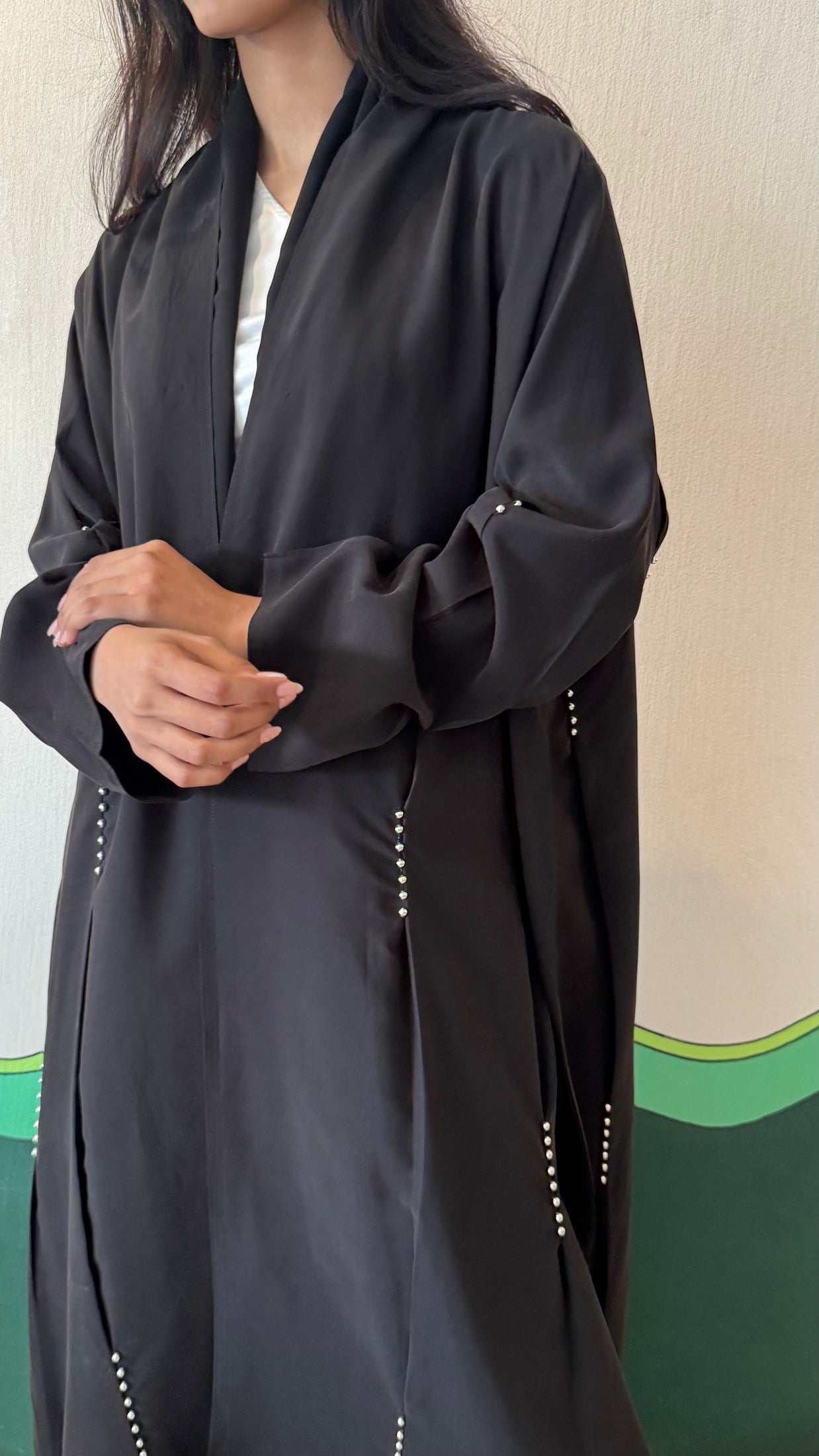 MWT366 - عباية اسود مع شك ابيض - Aya