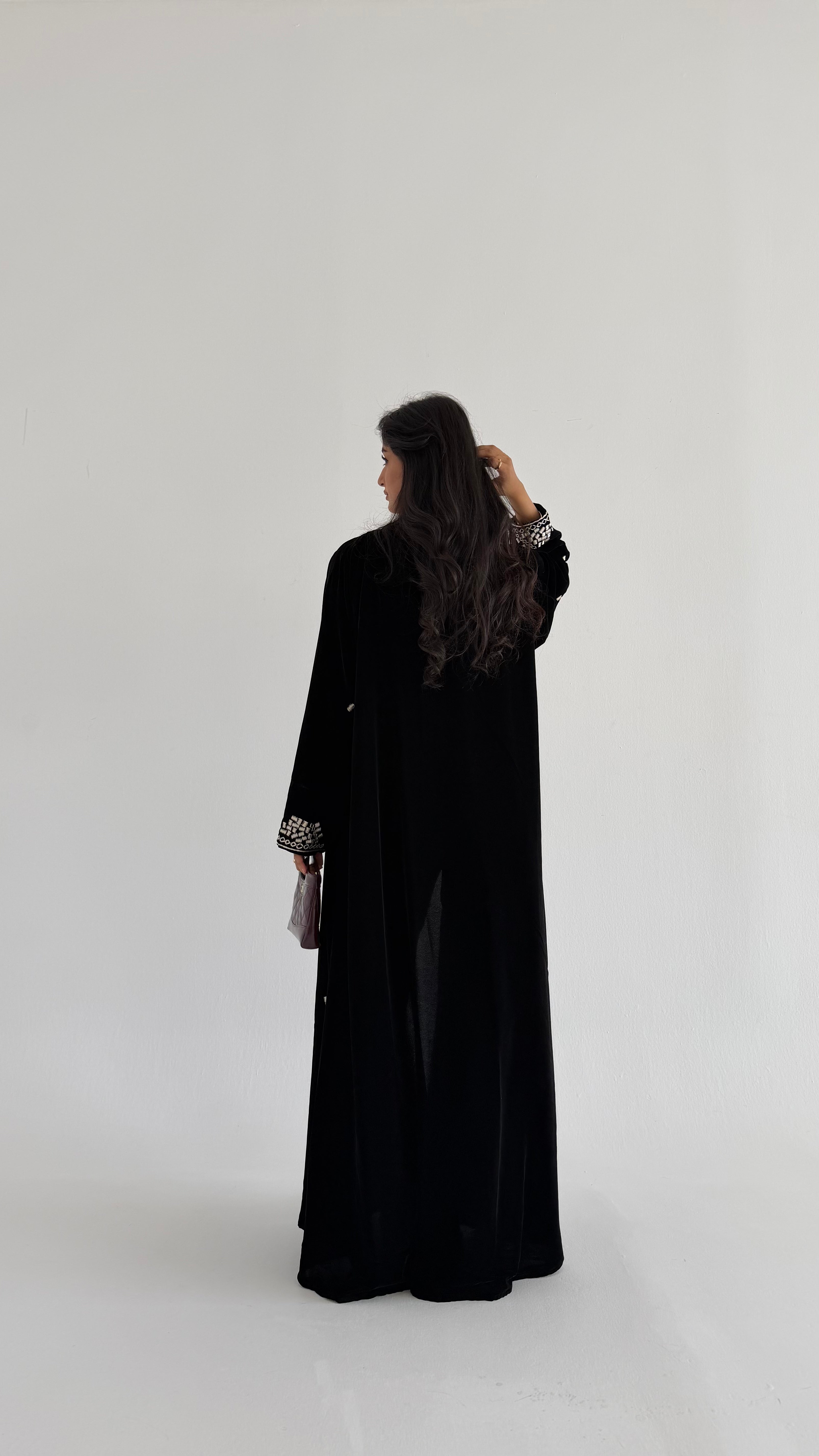 MWT684 - عباية مخمل اسود تطريز من الامام