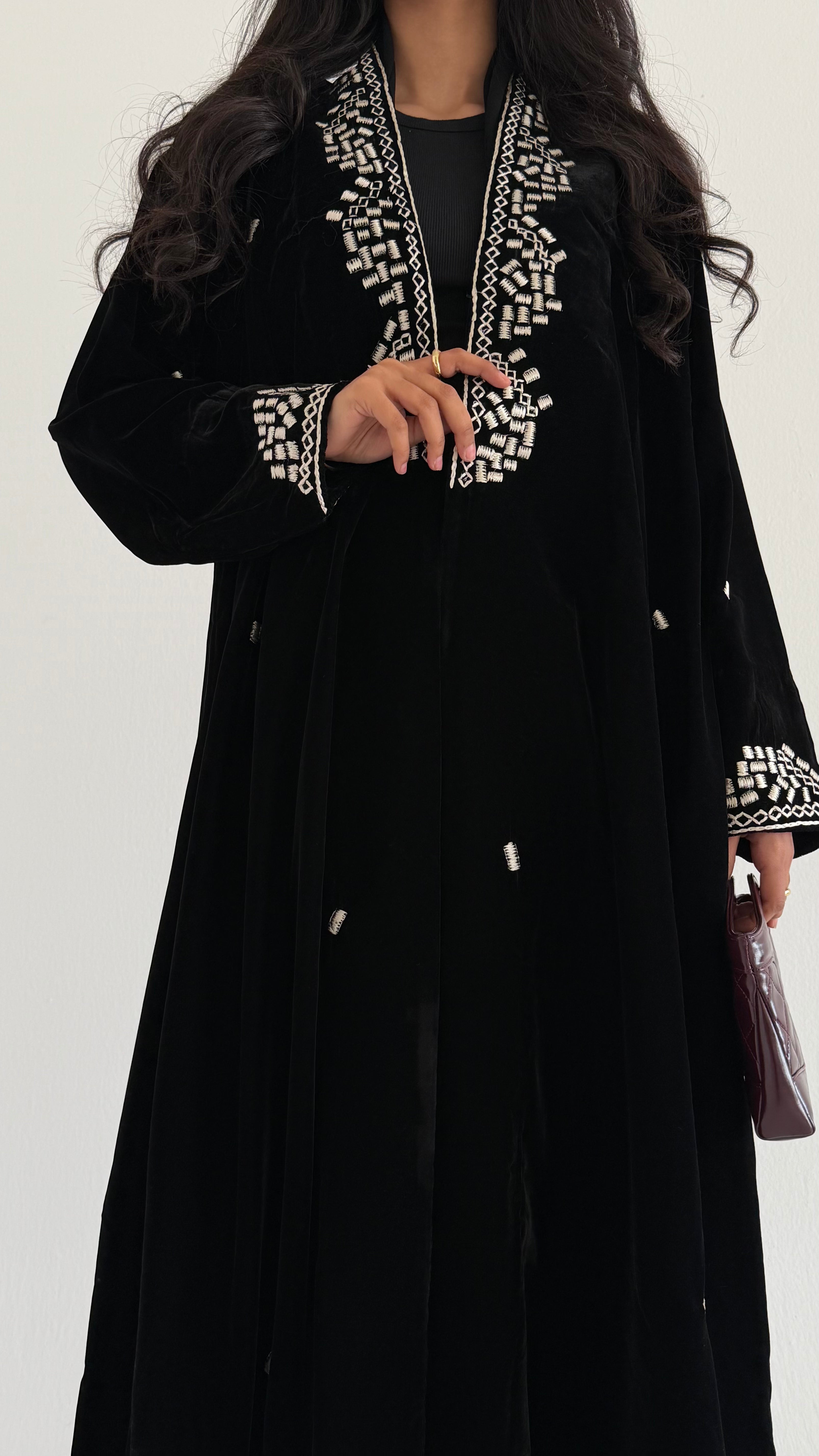 MWT684 - عباية مخمل اسود تطريز من الامام