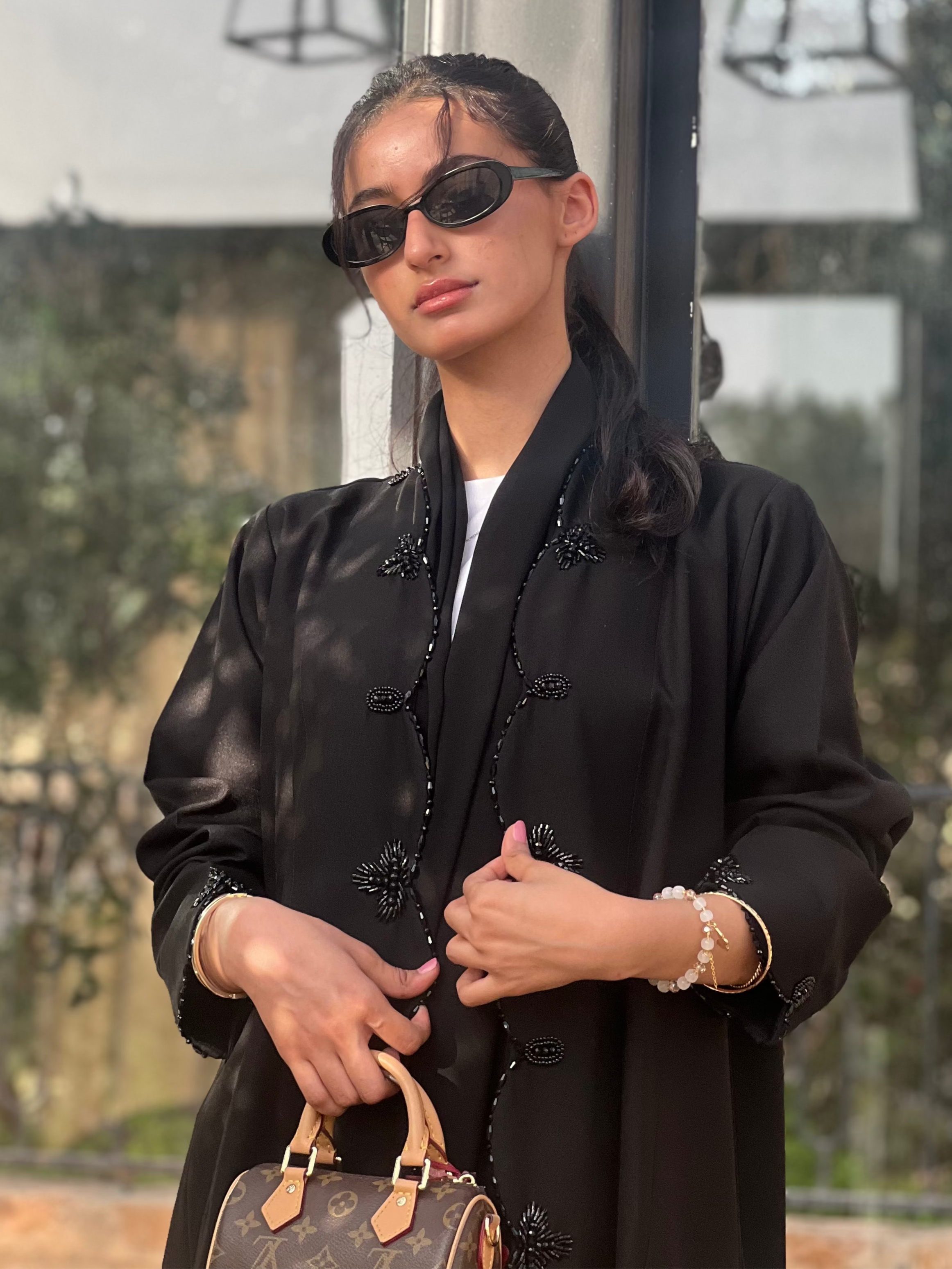 MW1376 - عبايه سوداء بتطريز خفيف من الامام - Aya