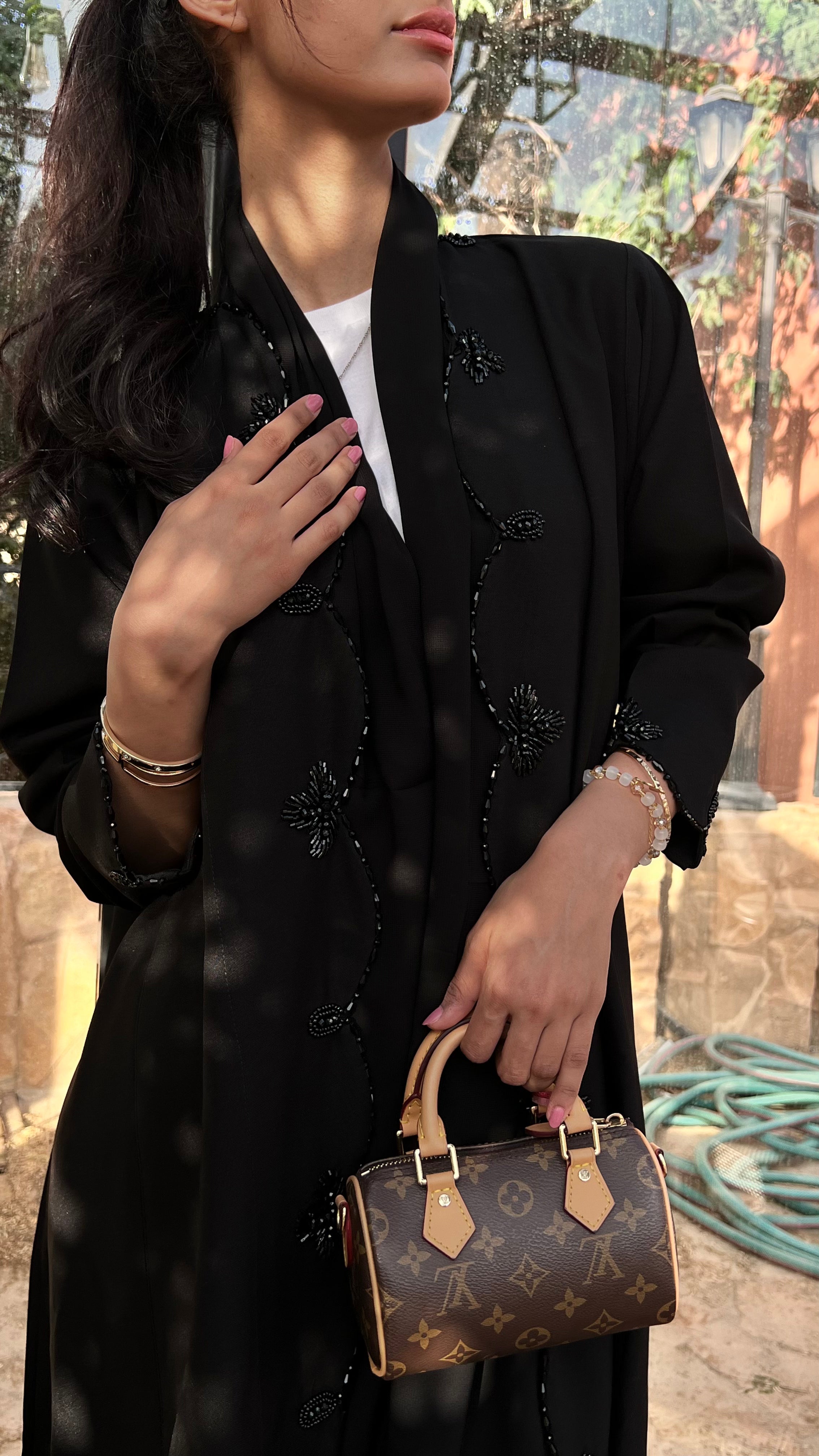 MW1376 - عبايه سوداء بتطريز خفيف من الامام