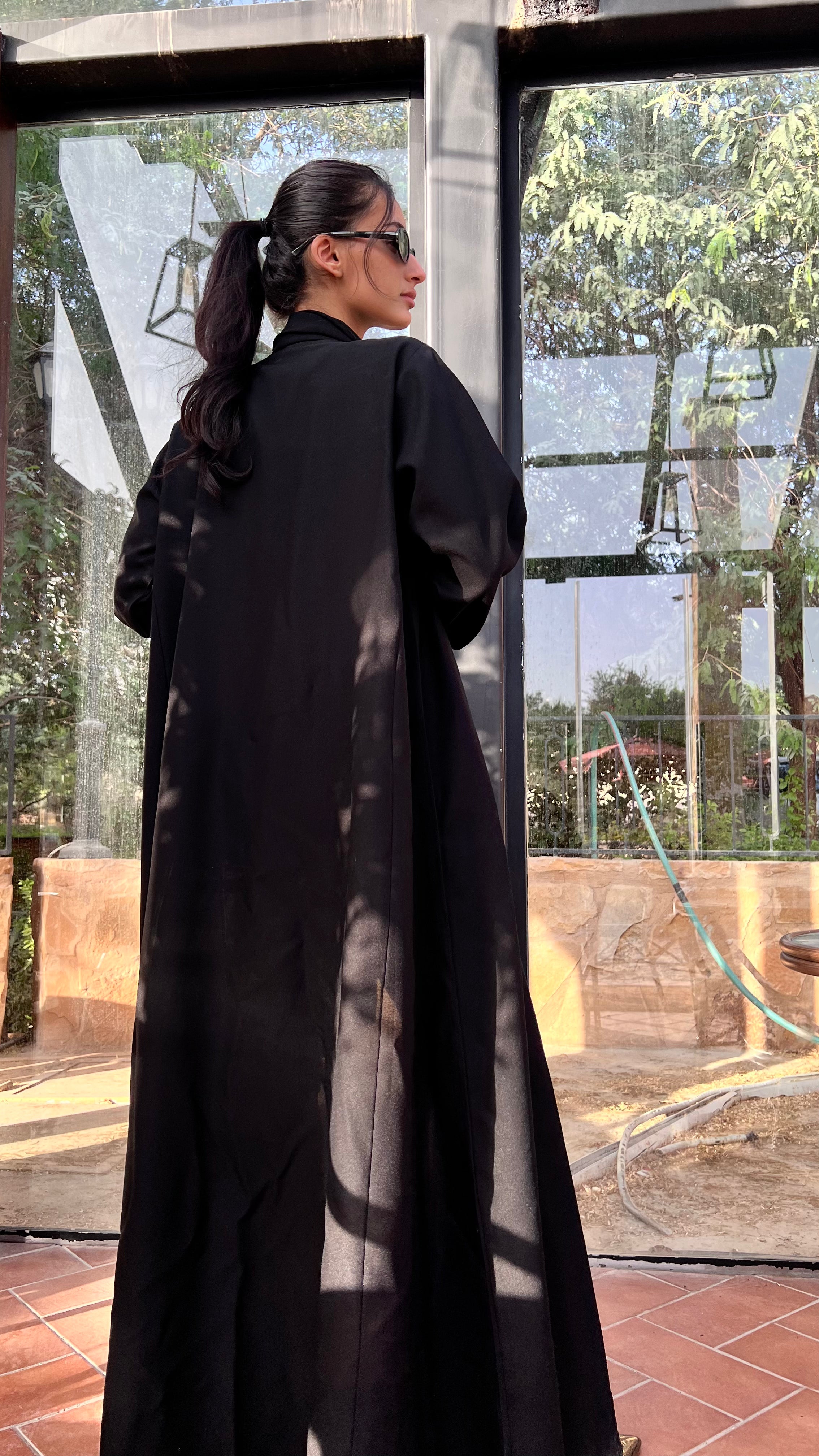 MW1376 - عبايه سوداء بتطريز خفيف من الامام - Aya